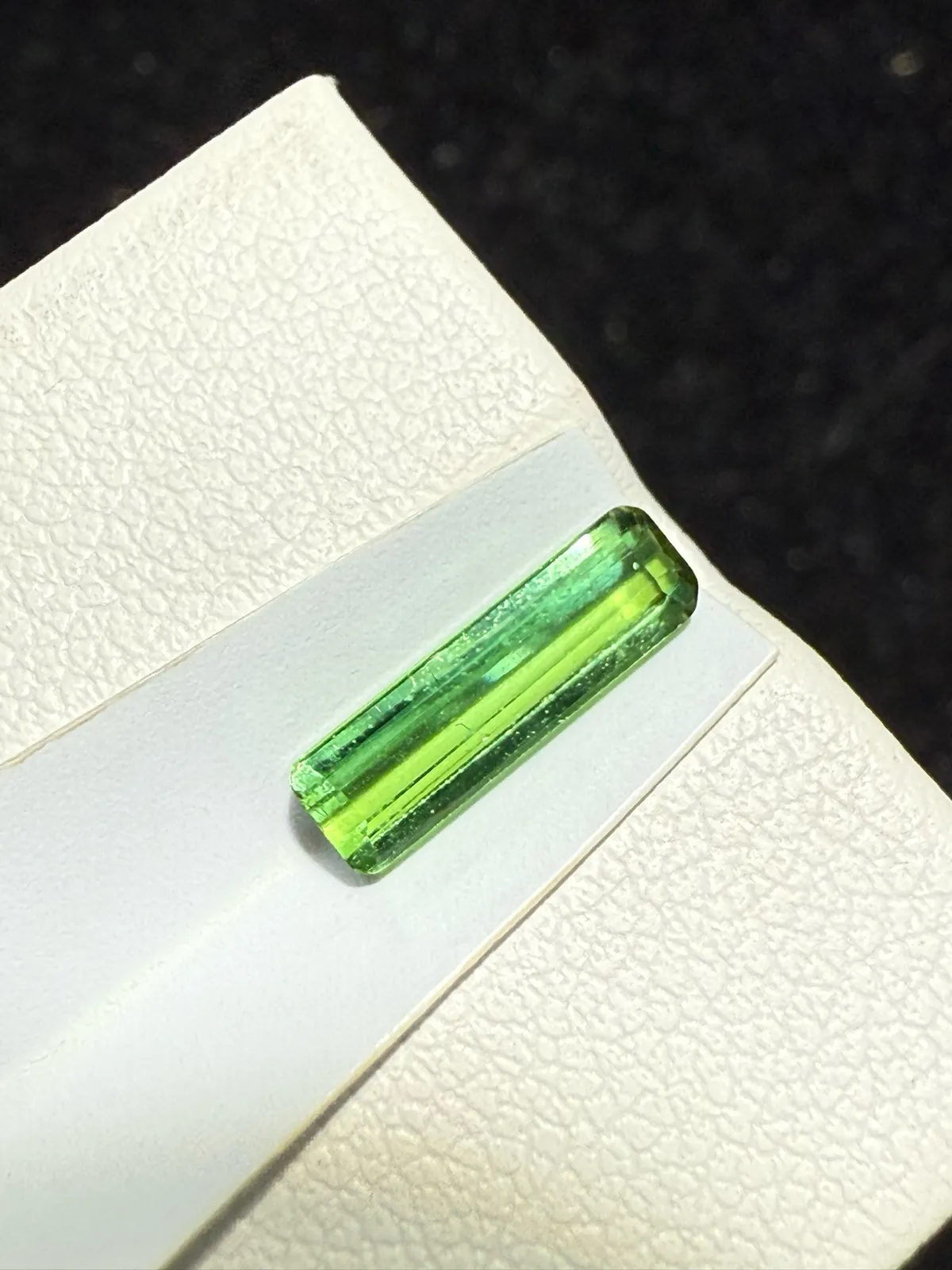 【高端珠宝】天然极美绿碧玺裸石
重量: 0.99ct  规格: 10.7*3.2*2.6毫米
精湛切