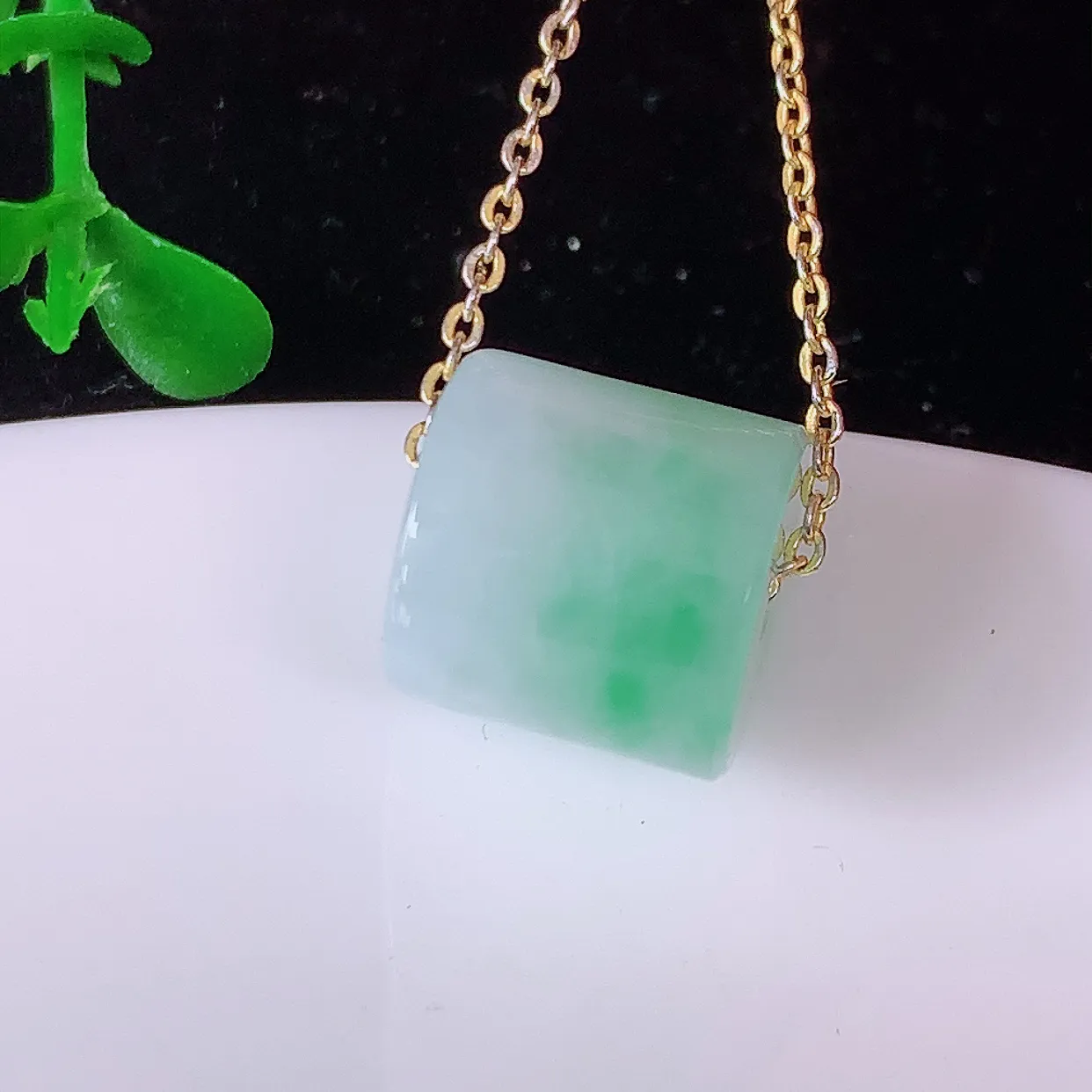 自然光实拍，冰飘绿翡翠路路通吊坠，寓意好运连连，路路畅通，经典款式，财运滚滚，路路通，佩戴效果更好！配银链子#05.9