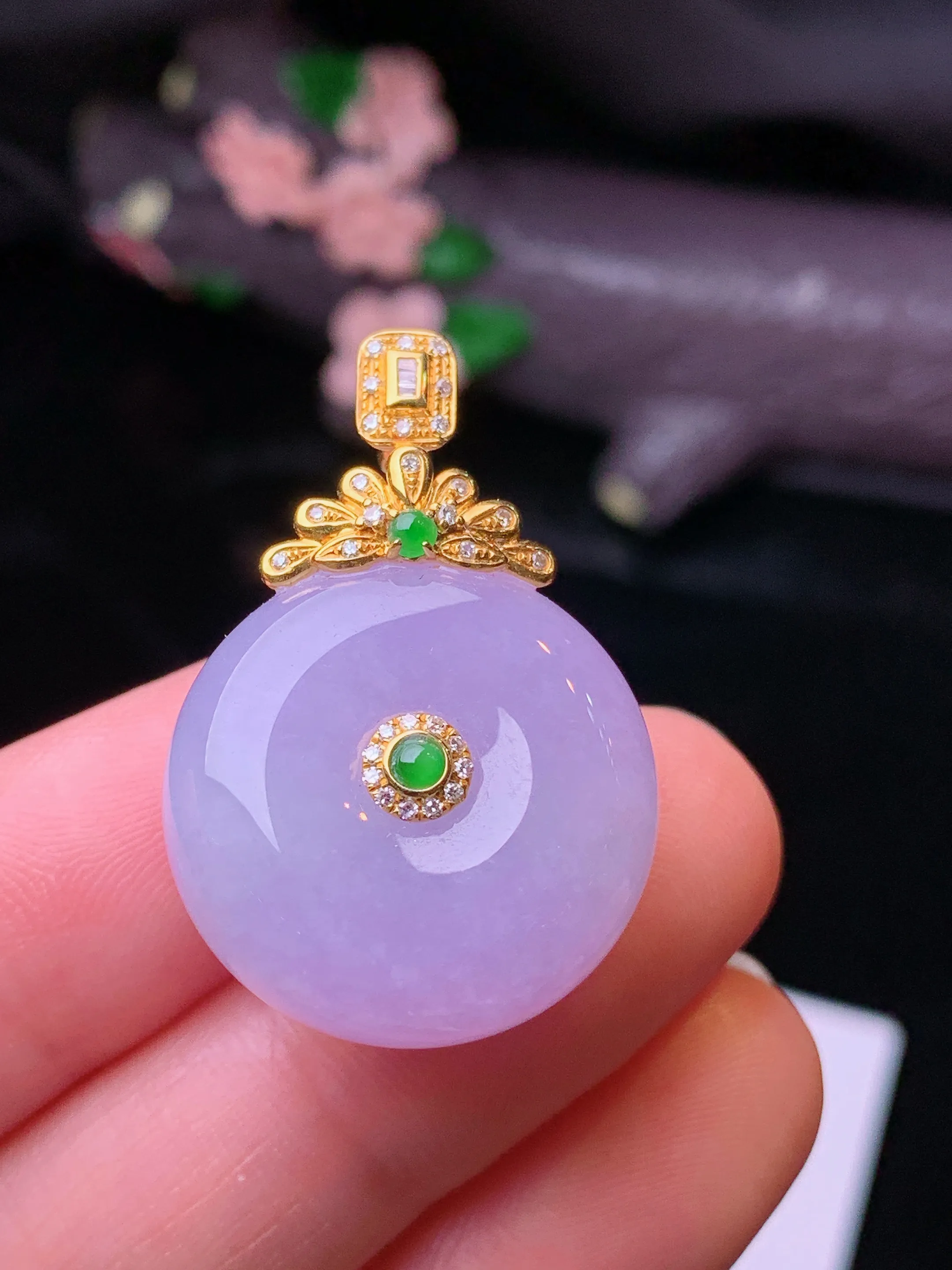 18k金钻镶嵌紫罗兰平安扣吊坠 玉质细腻 水润亮眼 色泽艳丽 整体尺寸31.2*21*10.2