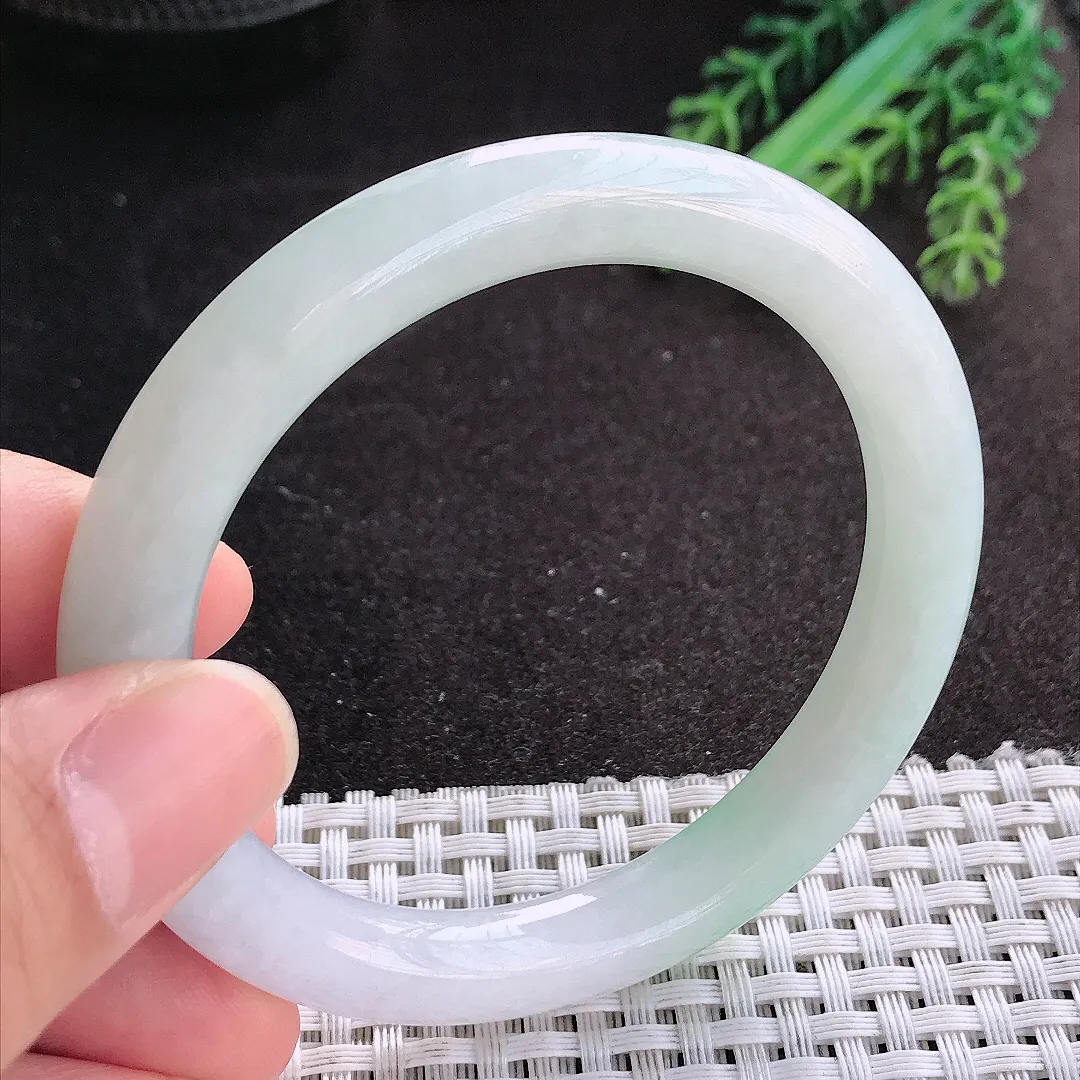 天然A货翡翠55/9/8.8老坑秀气冰润飘绿圆条手镯玉镯