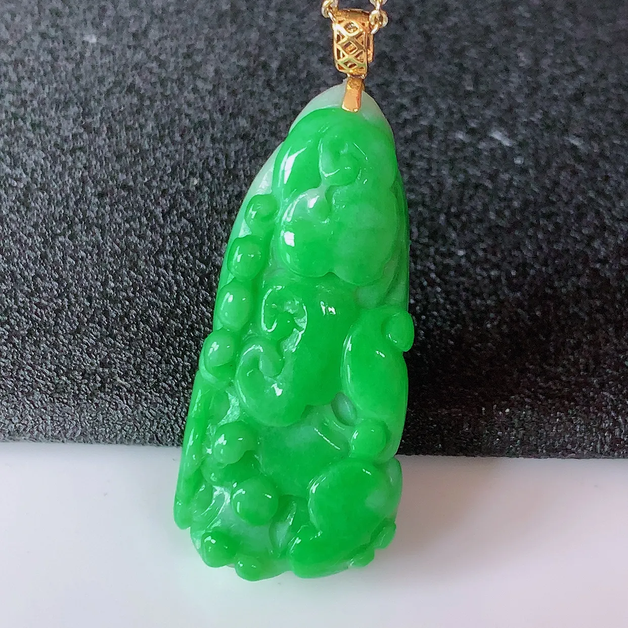 18K金镶嵌辣绿翡翠招百财白菜吊坠，百财聚来，财源滚滚，色泽鲜艳，精工水润的白菜，性价比高！#1.9