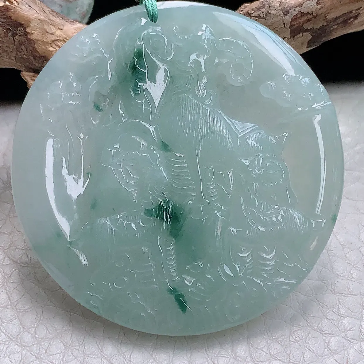 yn实拍54.2*5.8缅甸天然翡翠飘花生肖羊吊坠三羊开泰玉坠