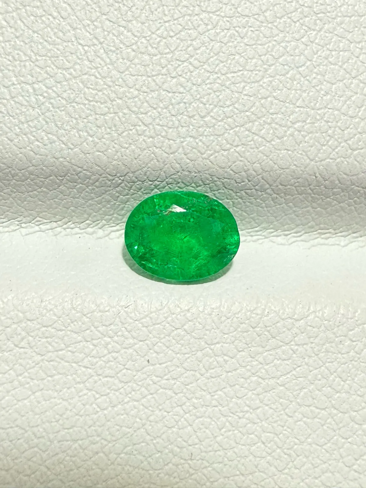 【高端珠宝】天然极美祖母绿裸石
重量: 0.73ct  规格: 6.6*5.1*3.3毫米
精湛切工，满身火彩
台面大，实物更美，可以代镶嵌设计。