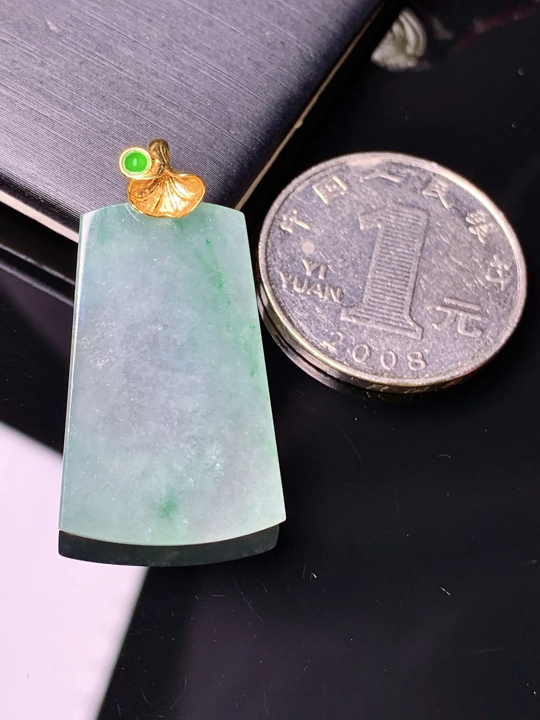 18k金镶嵌飘绿无事牌吊坠 玉质细腻 水润亮眼 色泽艳丽 整体尺寸33.7*18*3