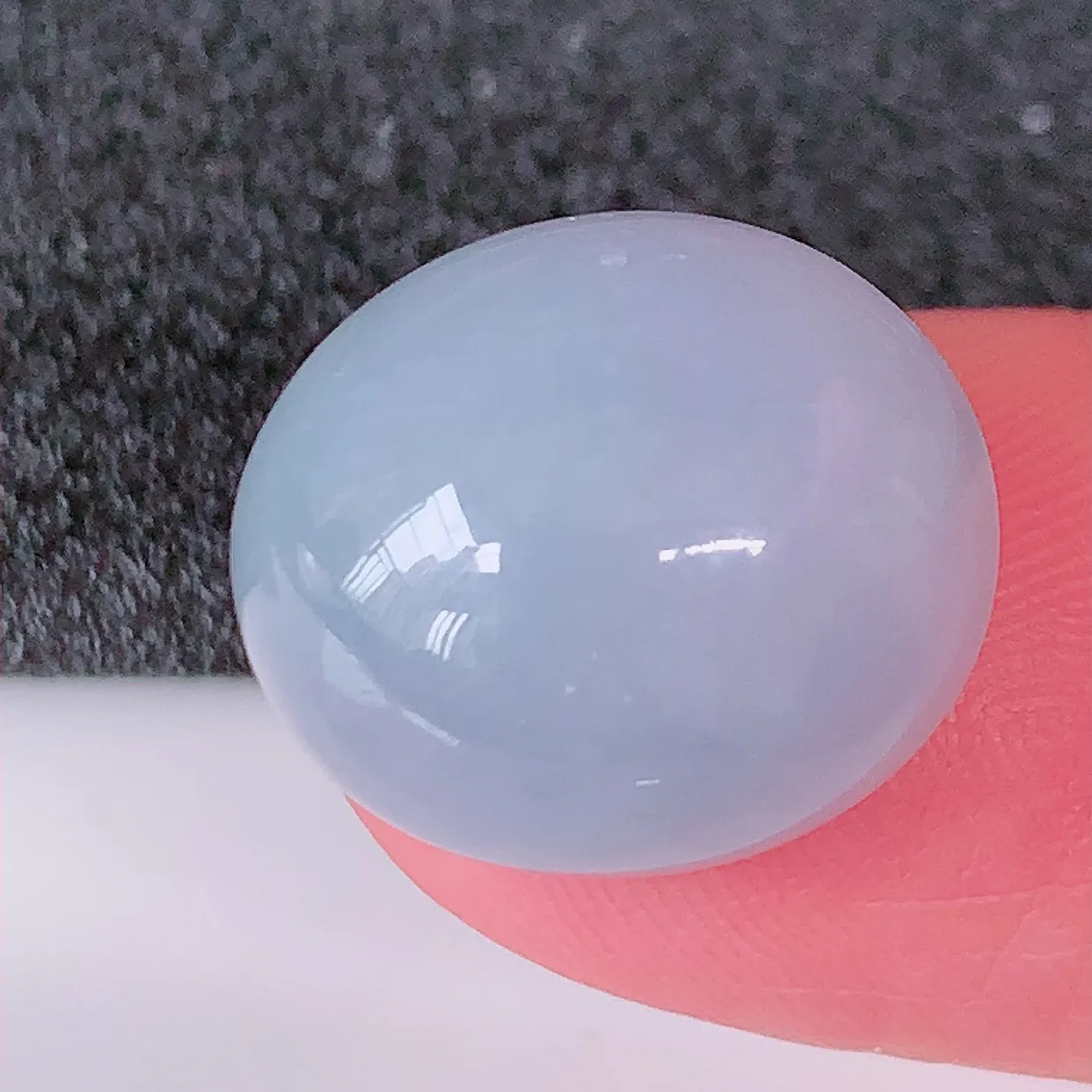 自然光实拍，大颗紫罗兰翡翠蛋面，戒面，紫罗兰时‮大尚‬方，款式经典，紫罗兰，佩戴优雅高贵上档次！#00.9尺寸17*14.5*9.6.mm