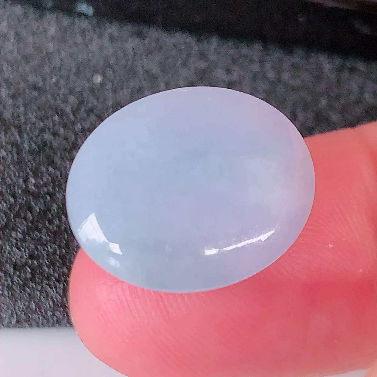 自然光实拍，大颗紫罗兰翡翠蛋面，戒面，紫罗兰时‮大尚‬方，款式经典，紫罗兰，佩戴优雅高贵上档次！#00.9尺寸17*14.5*9.6.mm