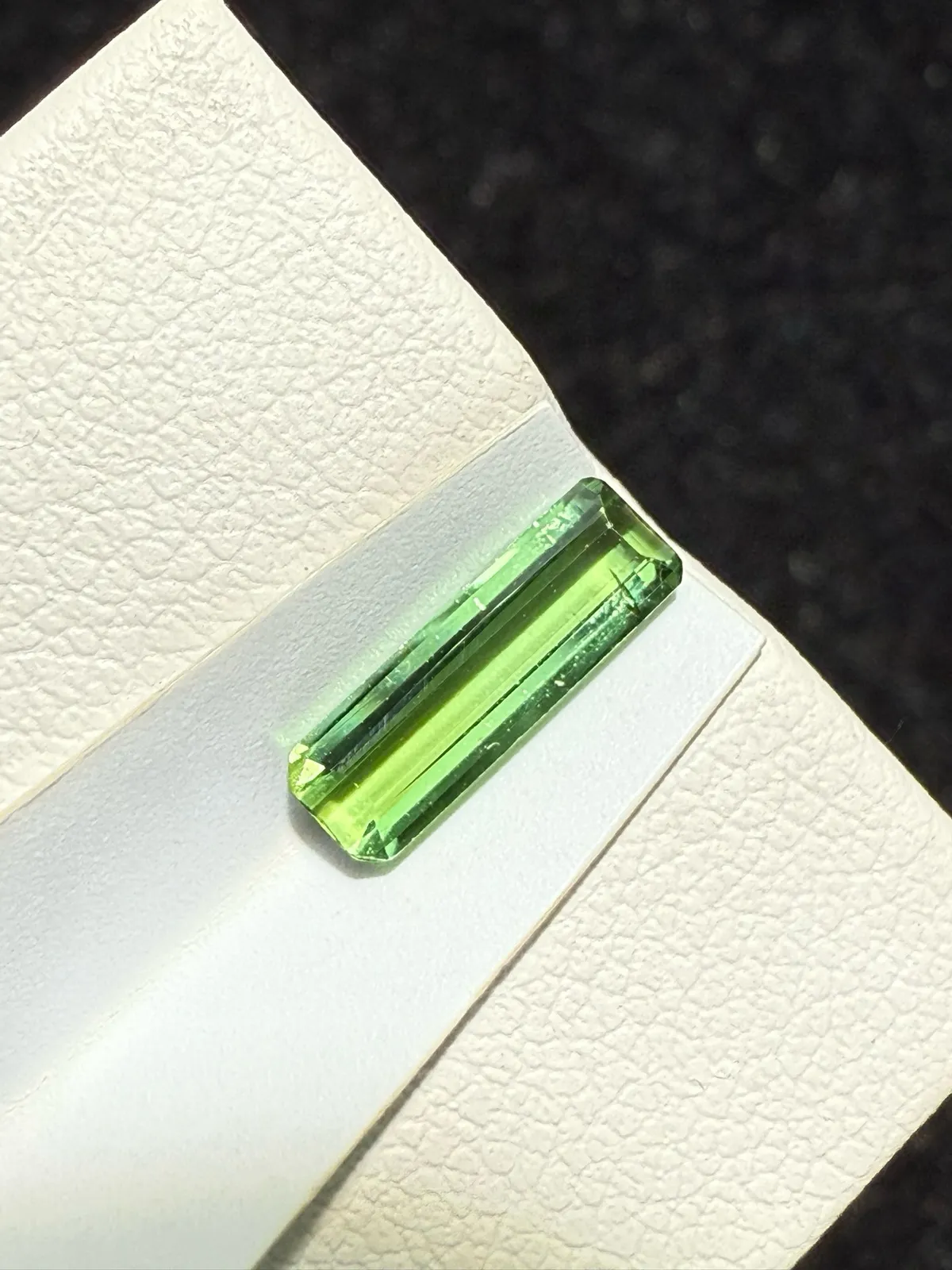 【高端珠宝】天然极美绿碧玺裸石
重量: 0.77ct  规格: 10.1*3.3*2.2毫米
精湛切