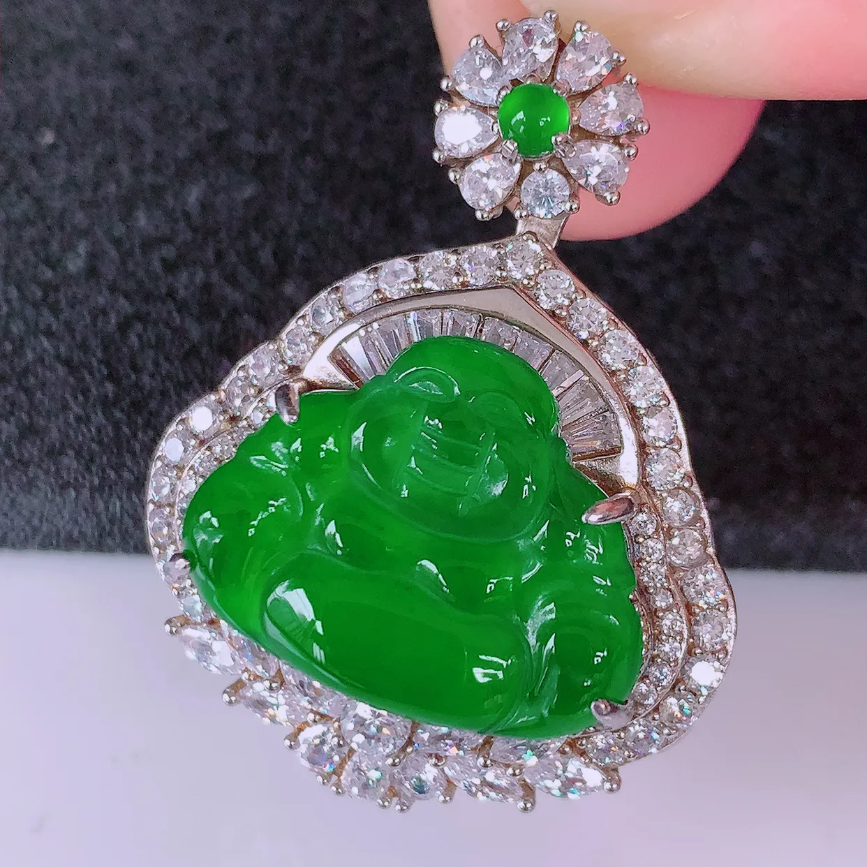 冰透满绿翡翠925银镶嵌佛公吊坠，自然光实拍，翠色灵动，颜色漂亮，种老水足，品相佳，佩戴佳品！#97