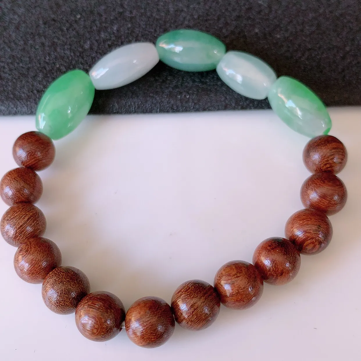 自然光实拍，冰种飘绿翡翠手串，路路通手链，种老水足，冰清玉润  颜色漂亮  #001.1取一尺寸13.8*9.5*7.2mm