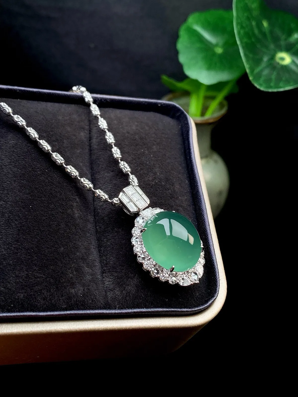 【冰种湖水绿蛋面吊坠】迷人湖水绿，形状非常饱满，冰润通透，种老起光，胶感强烈。质地细腻度均匀度很高，