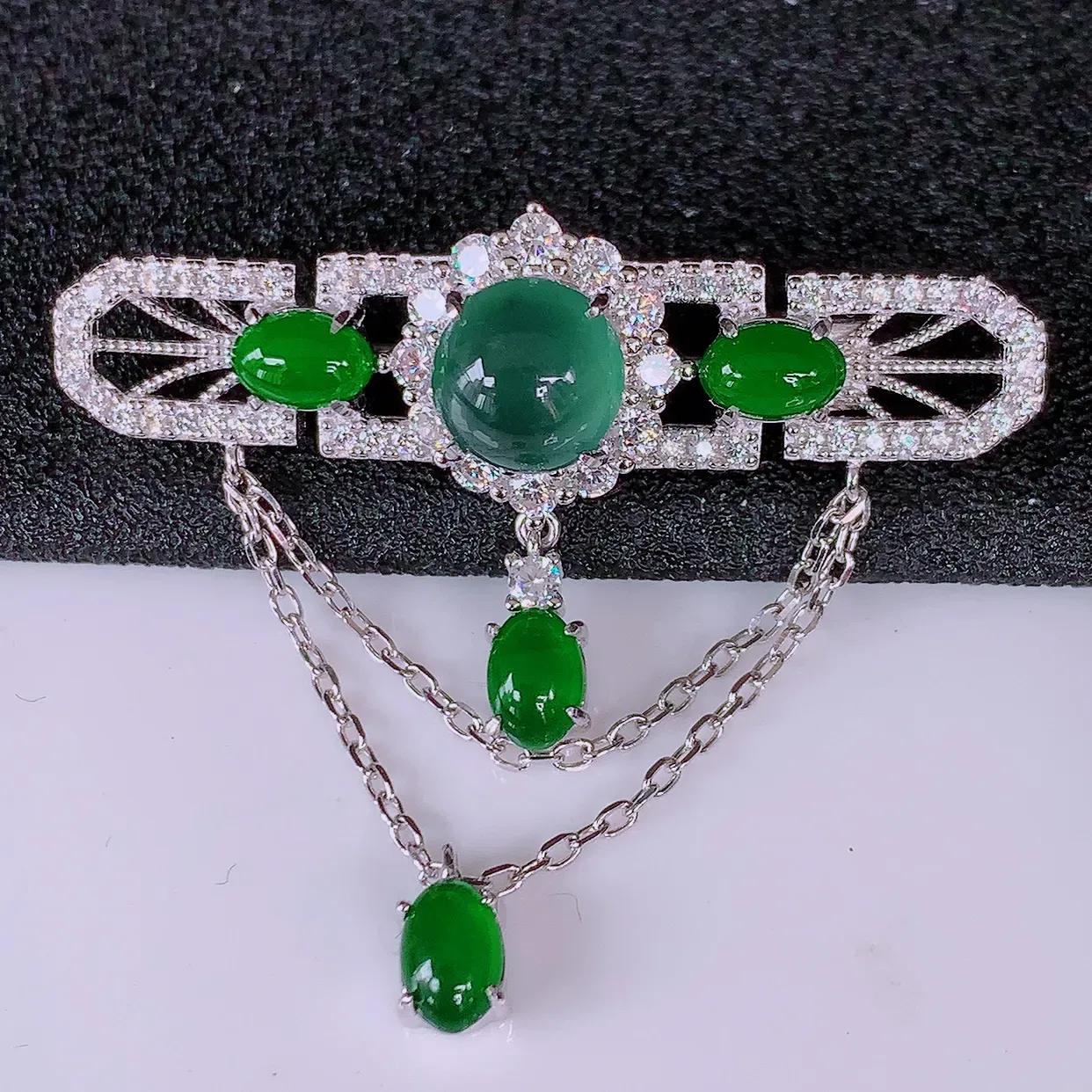 冰透满绿翡翠925银镶嵌胸针，自然光实拍，翠色灵动，颜色漂亮，种老水足，品相佳，佩戴佳品！#97.9