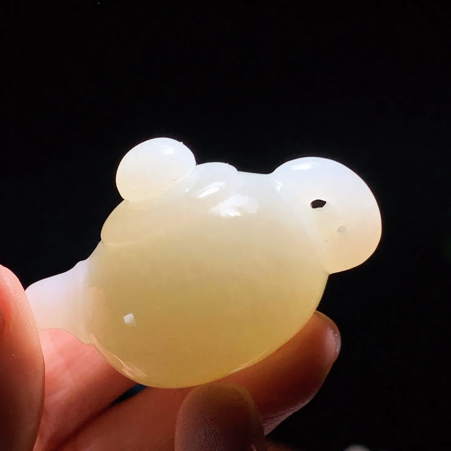 新疆和田玉白玉把把壶。尺寸50/33/29重48克。玉质细腻油润。手推出油。佩戴高端典雅。lt251210