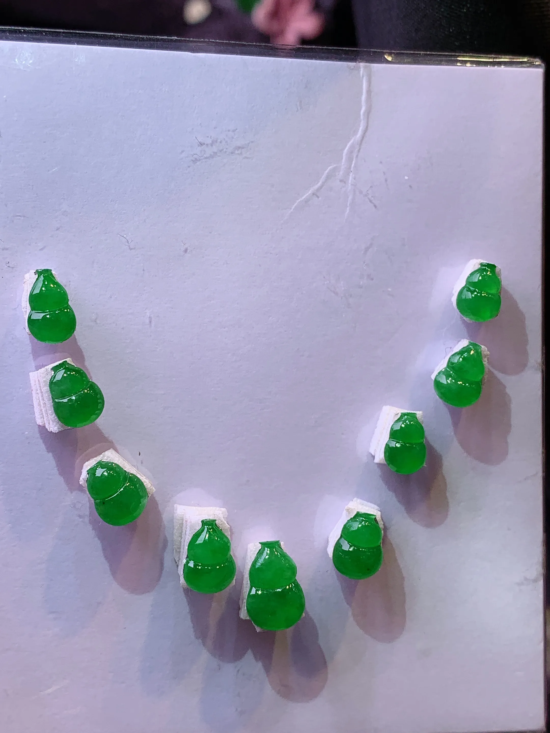 满绿葫芦一手 玉质细腻 水润亮眼 色泽艳丽 整体尺寸7.8*5.2*2