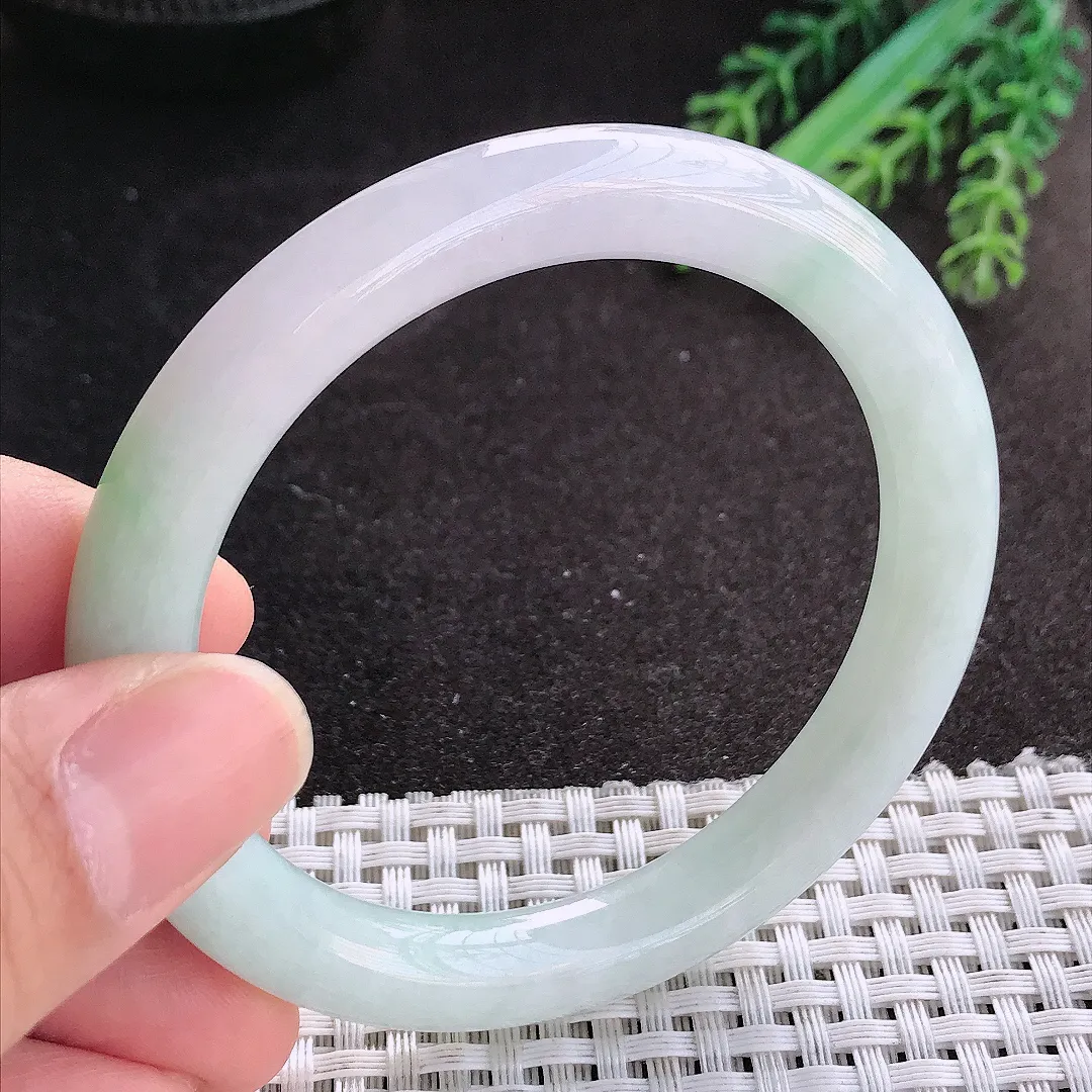 天然A货翡翠55/9/8.8老坑秀气冰润飘绿圆条手镯玉镯