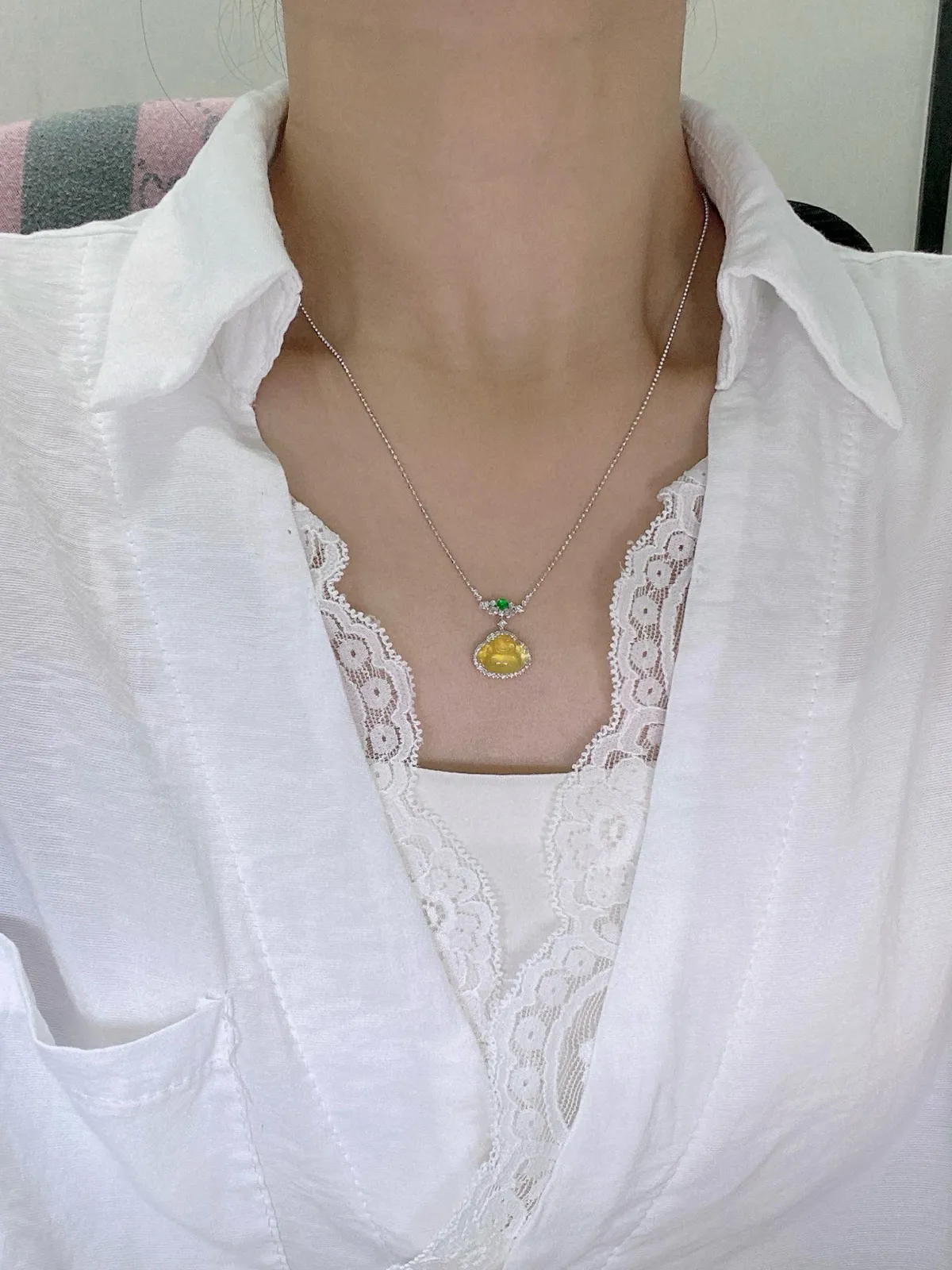 【冰种黄翡佛公】质地细腻，工艺很好，饱满圆润，笑口常开，18k金钻镶嵌，裸石尺寸8.9*11.6*3.5毫米