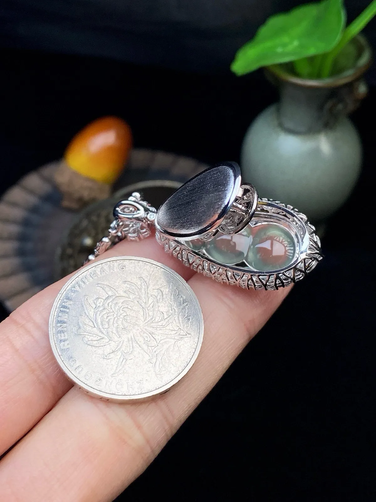 【冰种福豆吊坠】种地上乘，冰感十足，通透起光，饱满圆润，收藏品质，18k金钻镶嵌，裸石尺寸24.4*12.8*5.5毫米