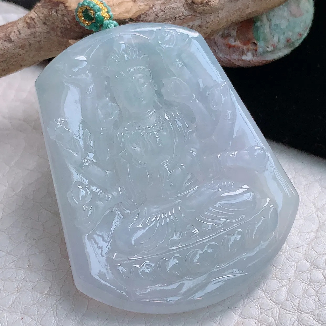 yn实拍56*45.5*5.8天然翡翠a货千手观音吊坠冰透精雕守护神玉坠