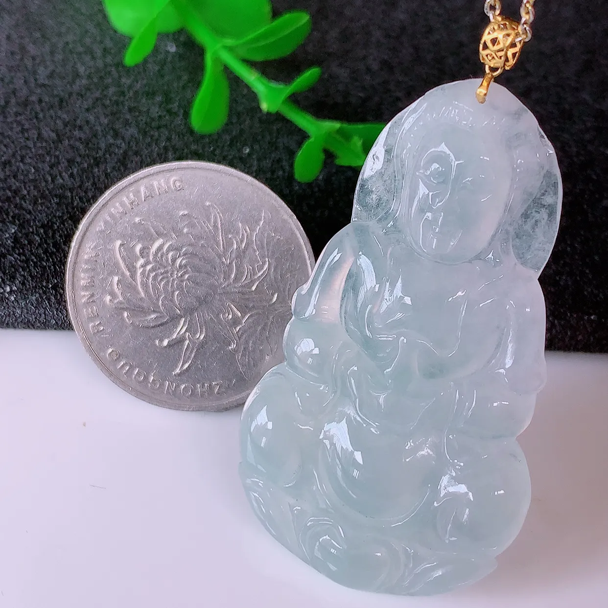 18K金镶嵌冰种翡翠观音菩萨吊坠，冰透赐福翡翠观音，观音面相端庄，品相佳，佩戴气质！#1.9