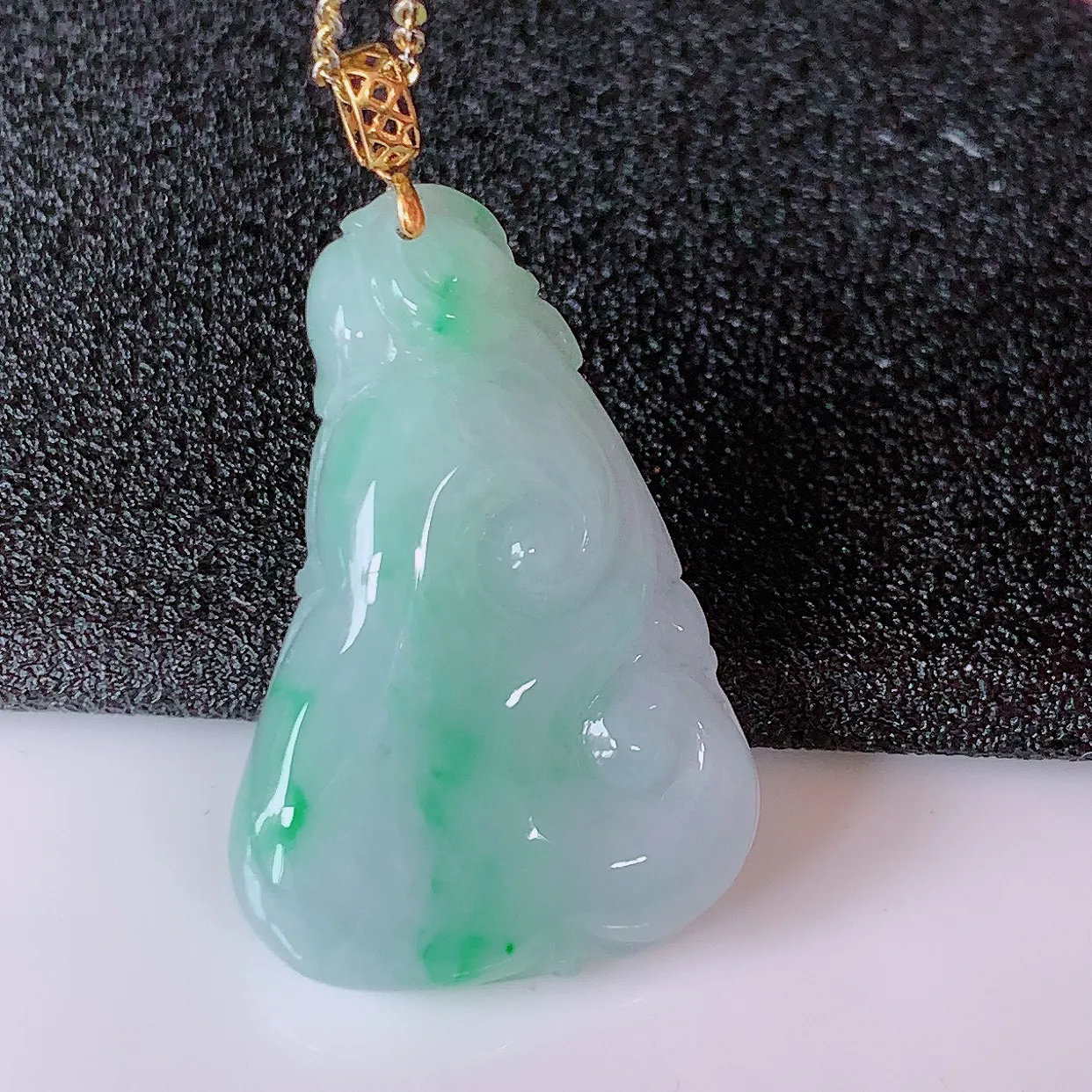 18k金镶嵌冰润飘绿如意翡翠吊坠，款式新颖时尚，日常百搭的款。清秀高雅，佩戴优雅高贵！#1.9