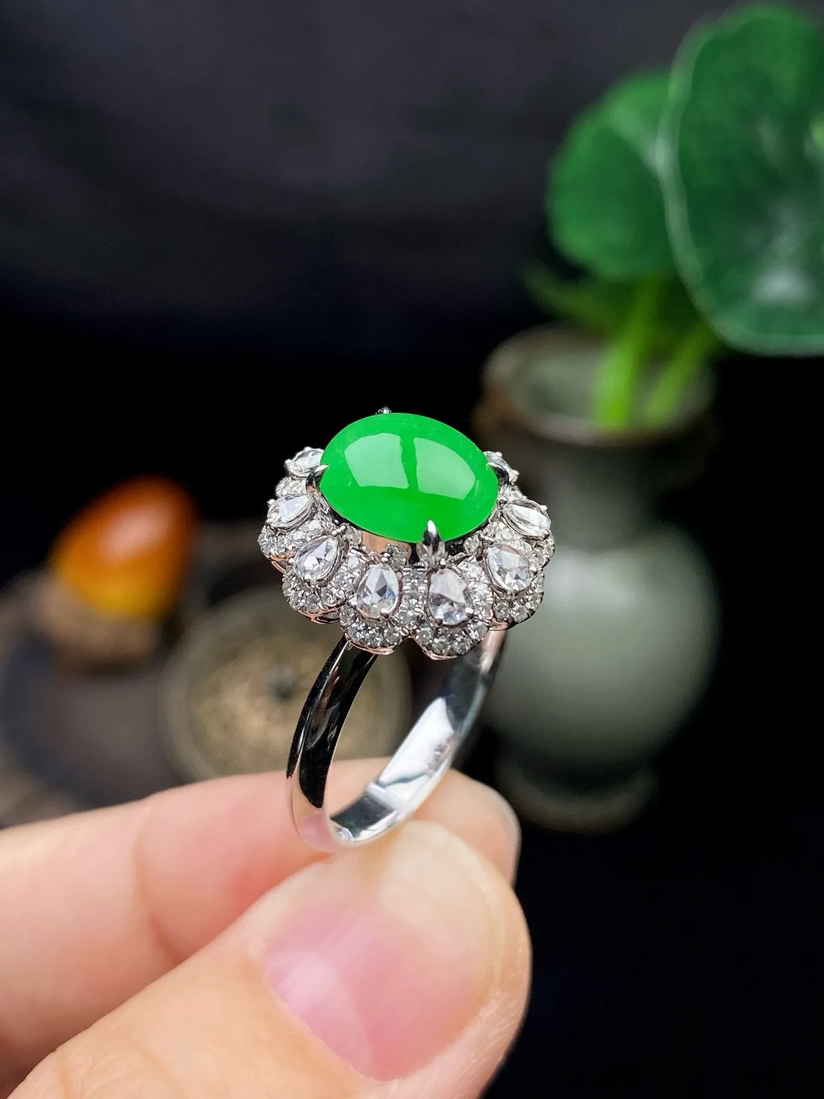 【冰种满绿蛋面戒指】种水色俱全，冰透闪亮，通透感饱满度很好，18k金钻镶嵌，裸石尺寸9.2*7.7*