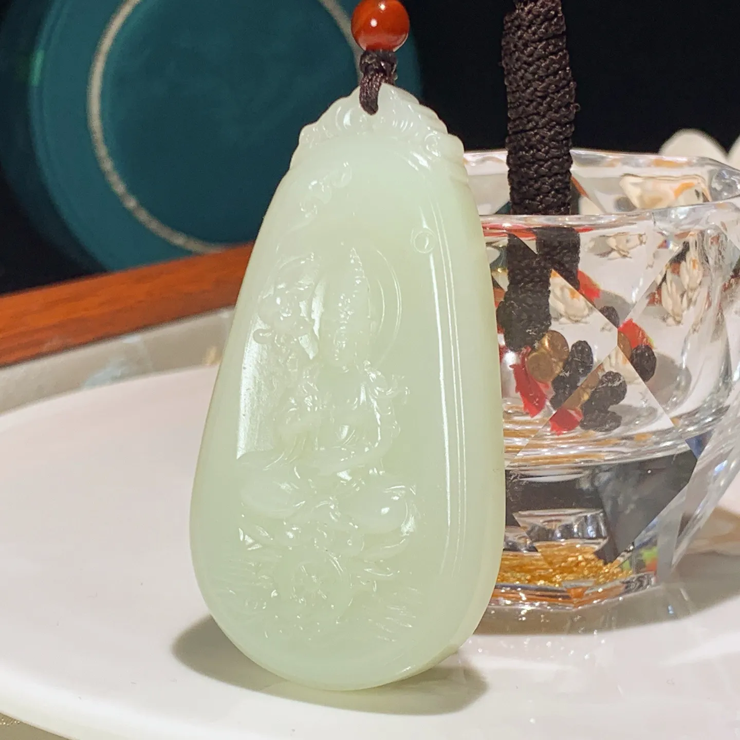 和田玉白玉坐莲观音牌子挂件。尺寸64/35/12重47克。玉质细腻油润。手推出油。佩戴高端典雅。lt251210