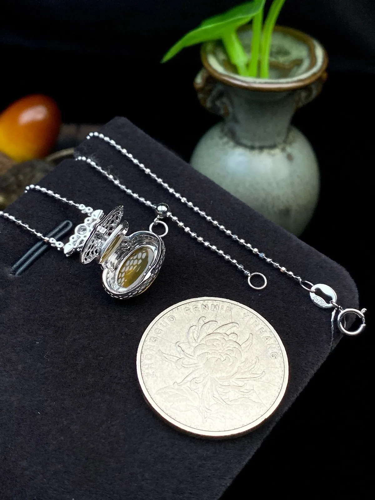 【冰种黄翡佛公】质地细腻，工艺很好，饱满圆润，笑口常开，18k金钻镶嵌，裸石尺寸8.9*11.6*3.5毫米