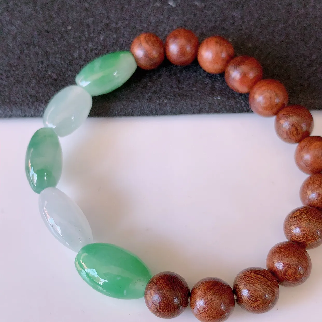 自然光实拍，冰种飘绿翡翠手串，路路通手链，种老水足，冰清玉润  颜色漂亮  #001.1取一尺寸13.8*9.5*7.2mm