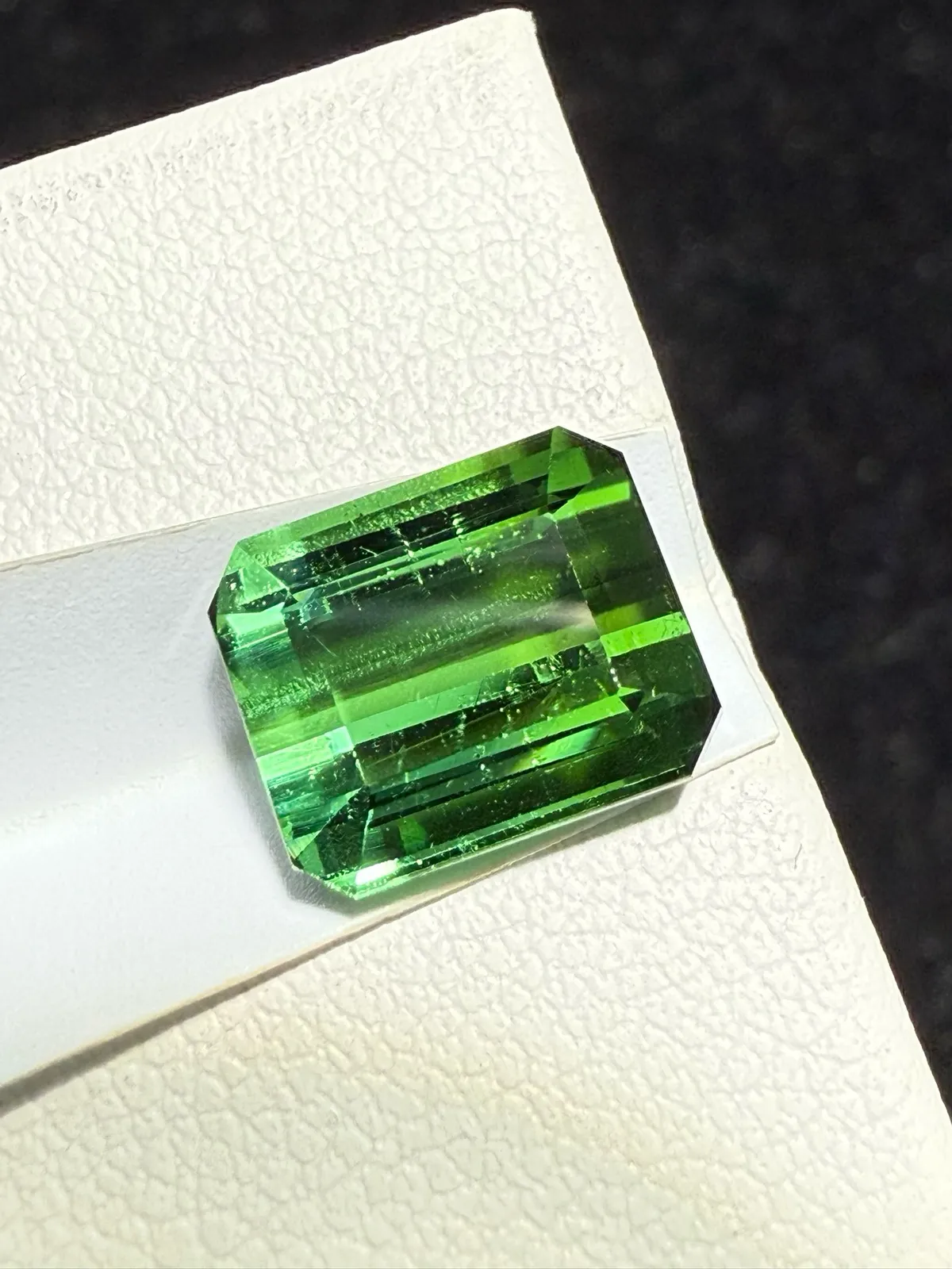 【高端珠宝】天然极美绿碧玺裸石
重量: 4.18ct  规格: 9.6*8*5.7毫米
精湛切工，满身火彩
台面大，实物更美，可以代镶嵌设计。