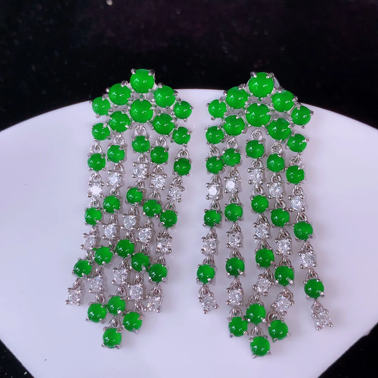 冰透满绿翡翠925银镶嵌耳坠，自然光实拍，翠色灵动，颜色漂亮，种老水足，品相佳，佩戴佳品！#97.9整体47*17*13.5取一裸石3.5*3.5