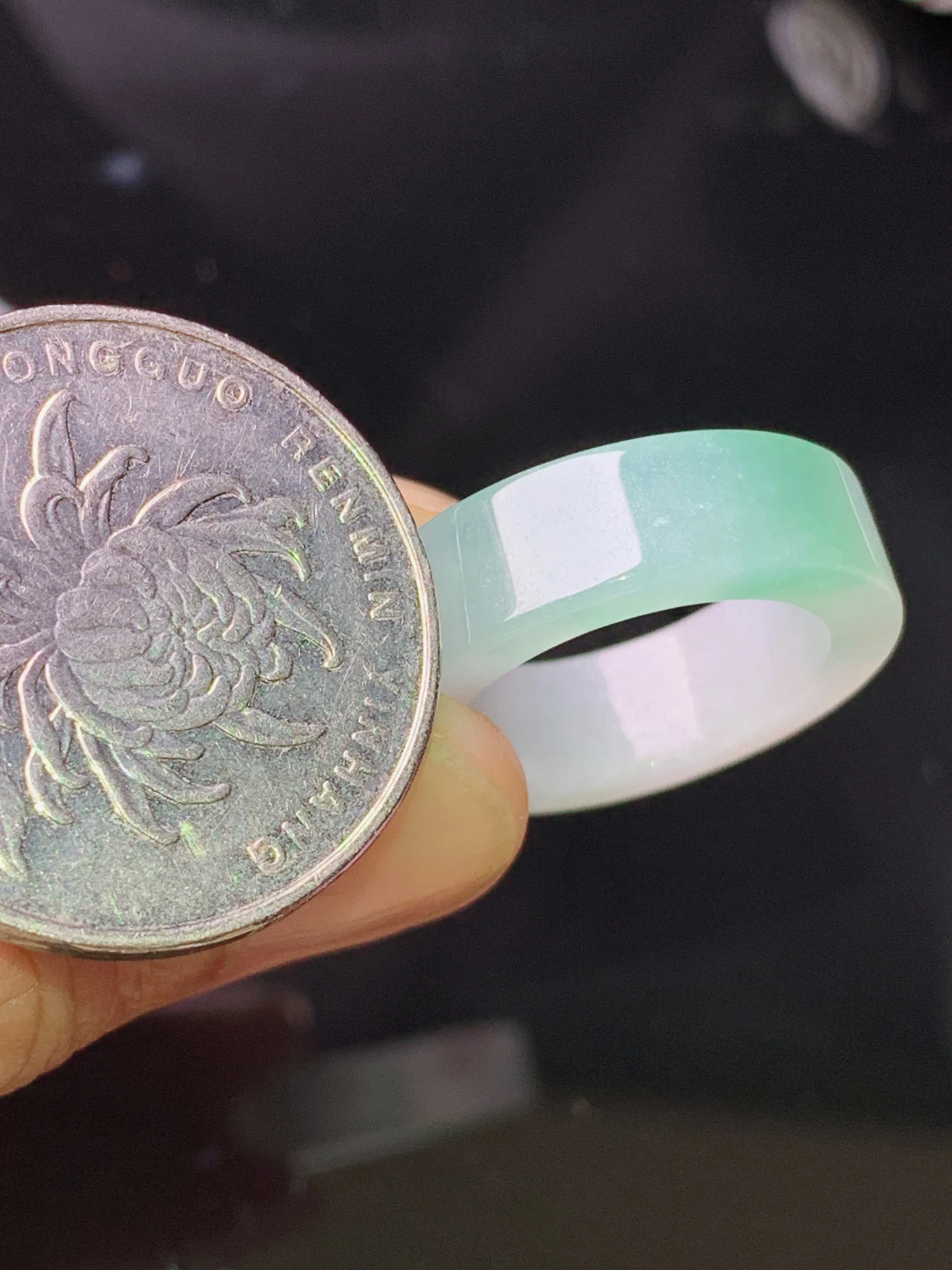 飘绿指环 玉质细腻 水润亮眼 色泽艳丽 圈口11.5 整体尺寸22.6*6.2*3.2