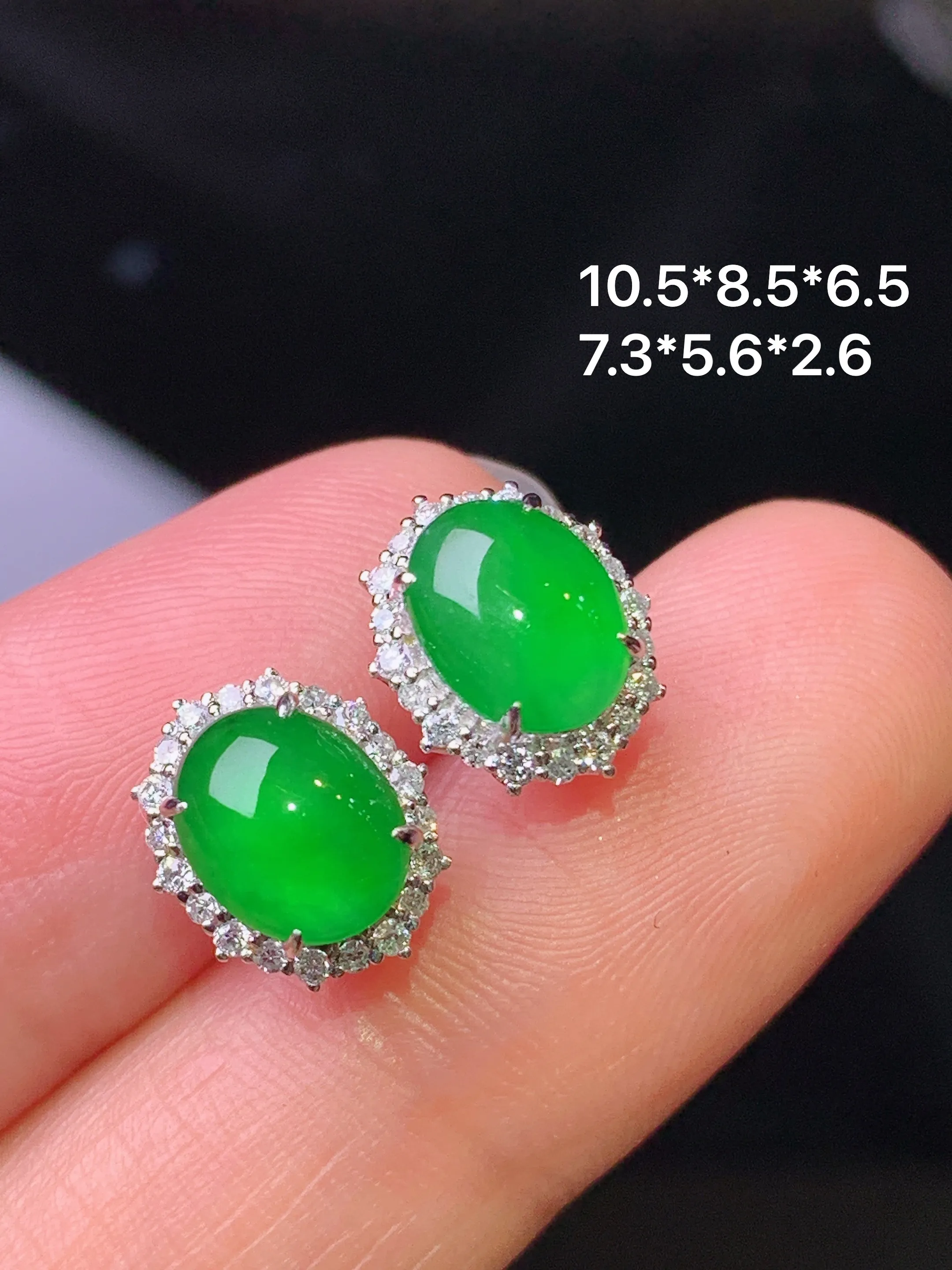 18k金钻镶嵌满绿蛋面耳钉 玉质细腻 水润亮眼 色泽艳丽 整体尺寸10.5*8.5*6.5