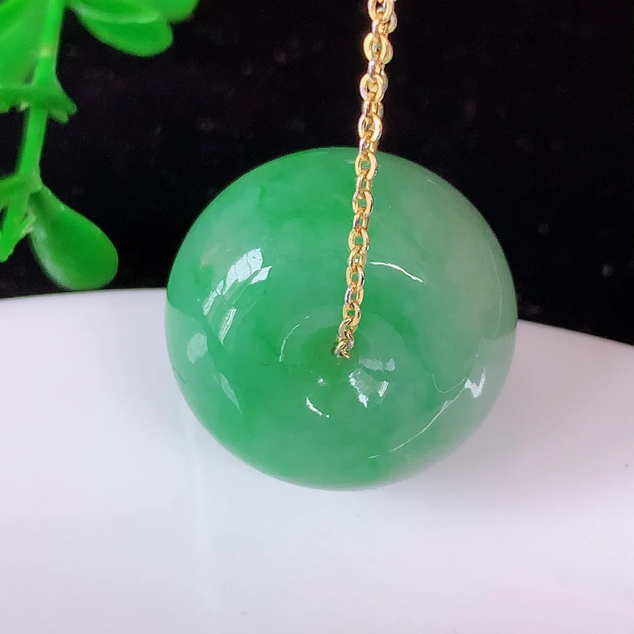 自然光实拍，冰润飘绿翡翠路路通吊坠，寓意好运连连，路路畅通，经典款式，财运滚滚，路路通，佩戴效果更好！配银链子#05.9