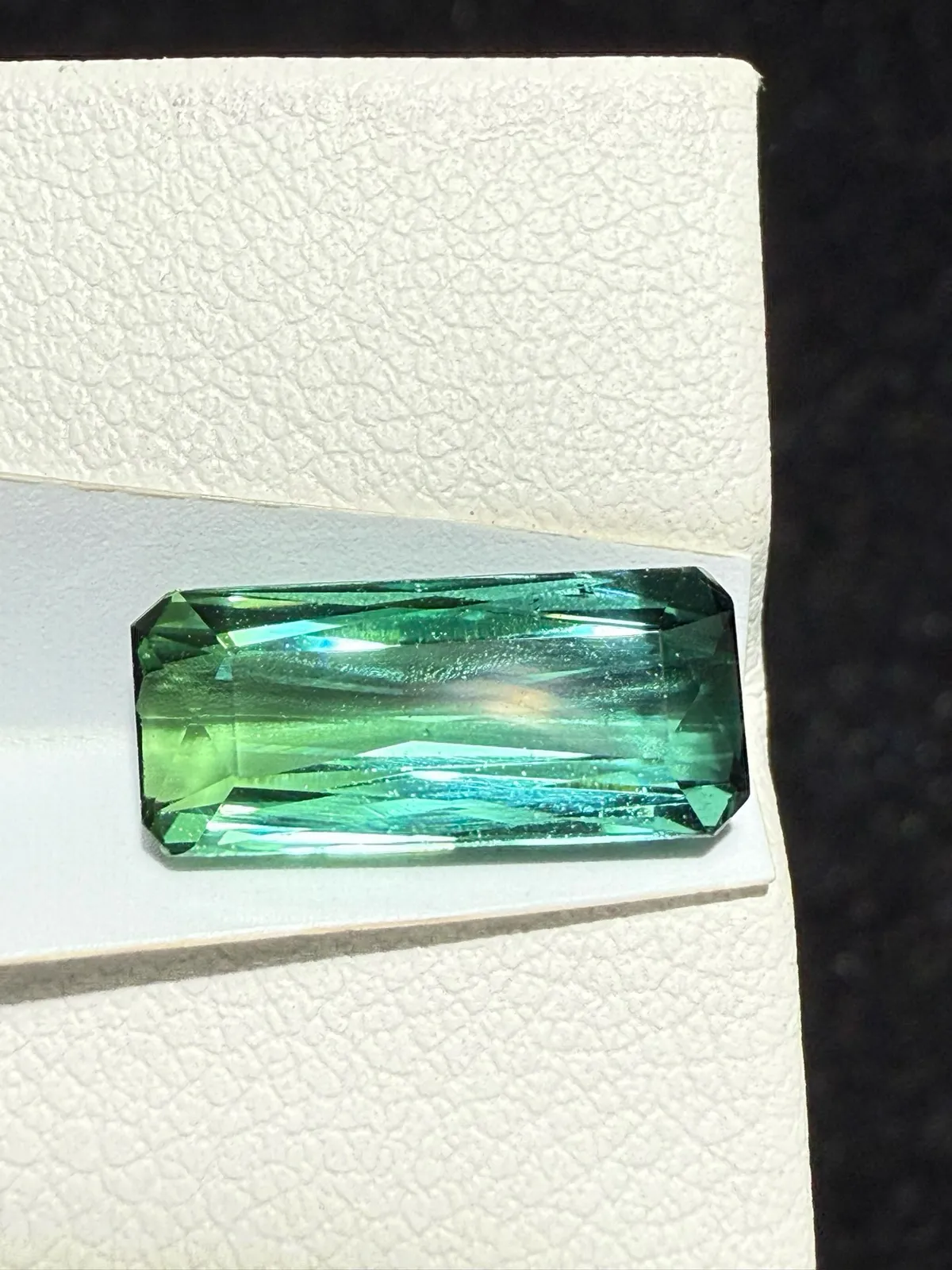 【高端珠宝】天然极美蓝绿碧玺裸石
重量: 3.45ct  规格: 13.4*6*4.3毫米
精湛切工，满身火彩
台面大，实物更美，可以代镶嵌设计。