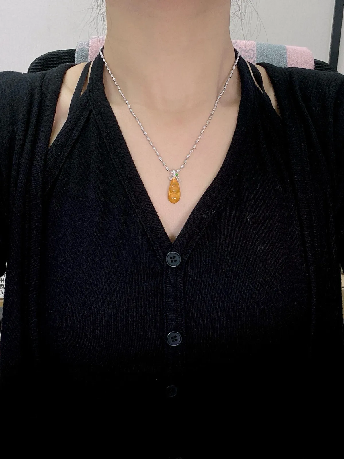 【冰种黄翡福豆吊坠】质地细腻，冰感十足，晶莹透亮，18K金钻镶嵌，裸石尺寸20.1*9.3*3.5毫米