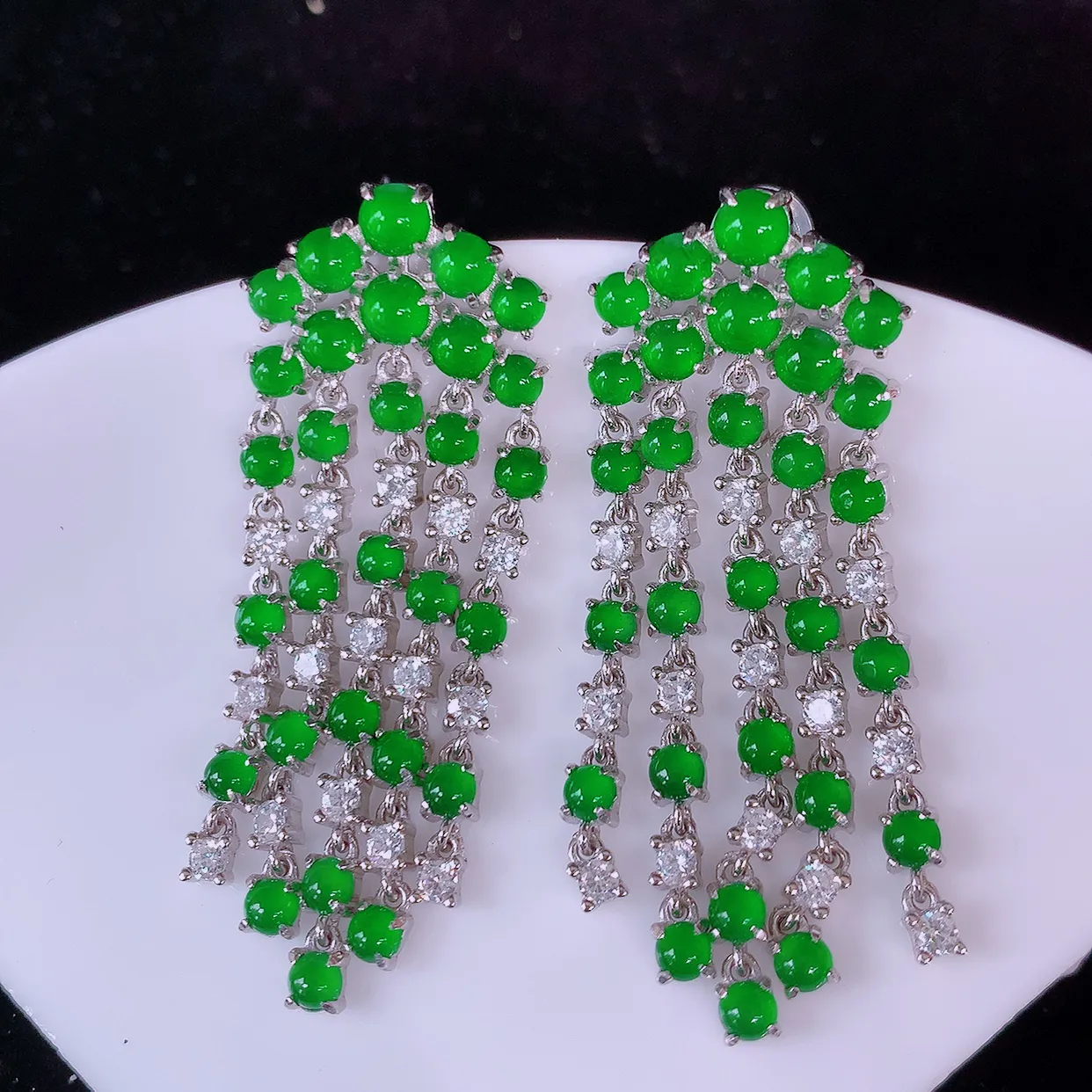 冰透满绿翡翠925银镶嵌耳坠，自然光实拍，翠色灵动，颜色漂亮，种老水足，品相佳，佩戴佳品！#97.9