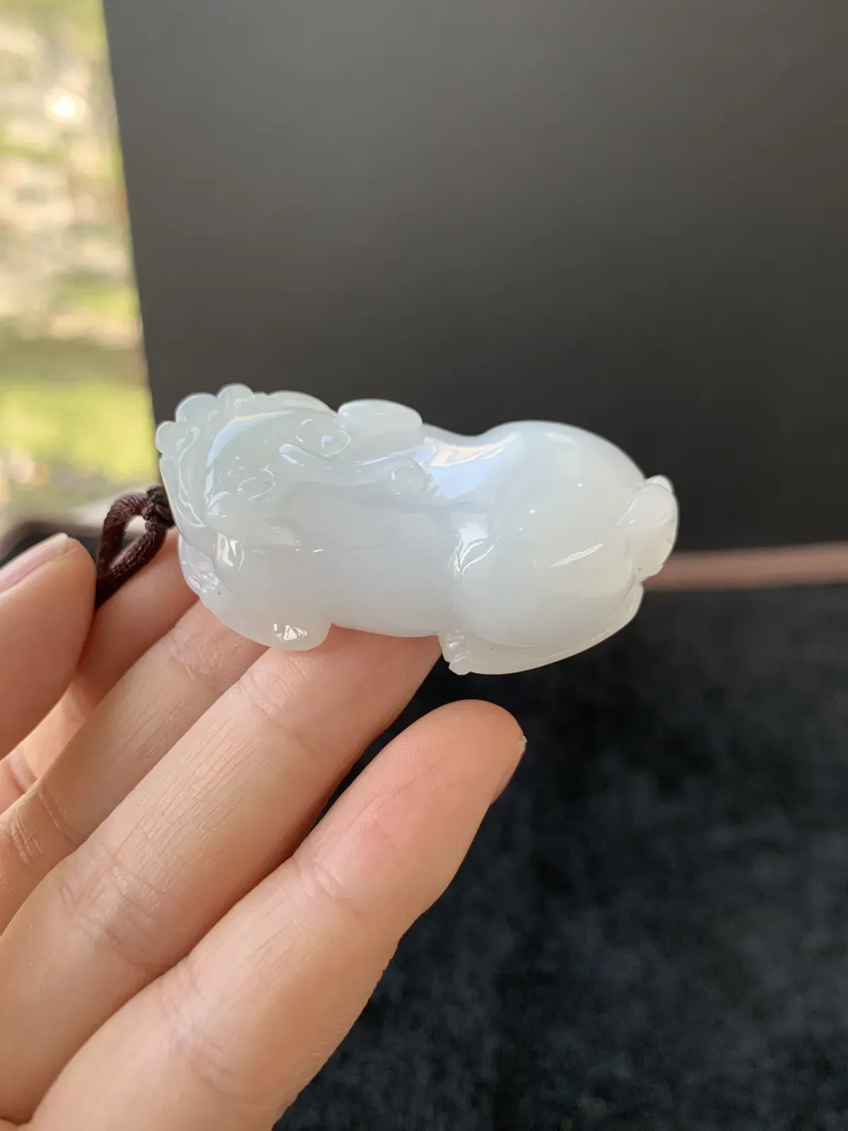 自然光实拍，翡翠A货大貔貅一对，玉质非常细腻，奶fufu的质感。尺寸48*23*15.5/49*24*15.5。招财利器，形态周正，最大吃四方，屁股饱满财运拉满。