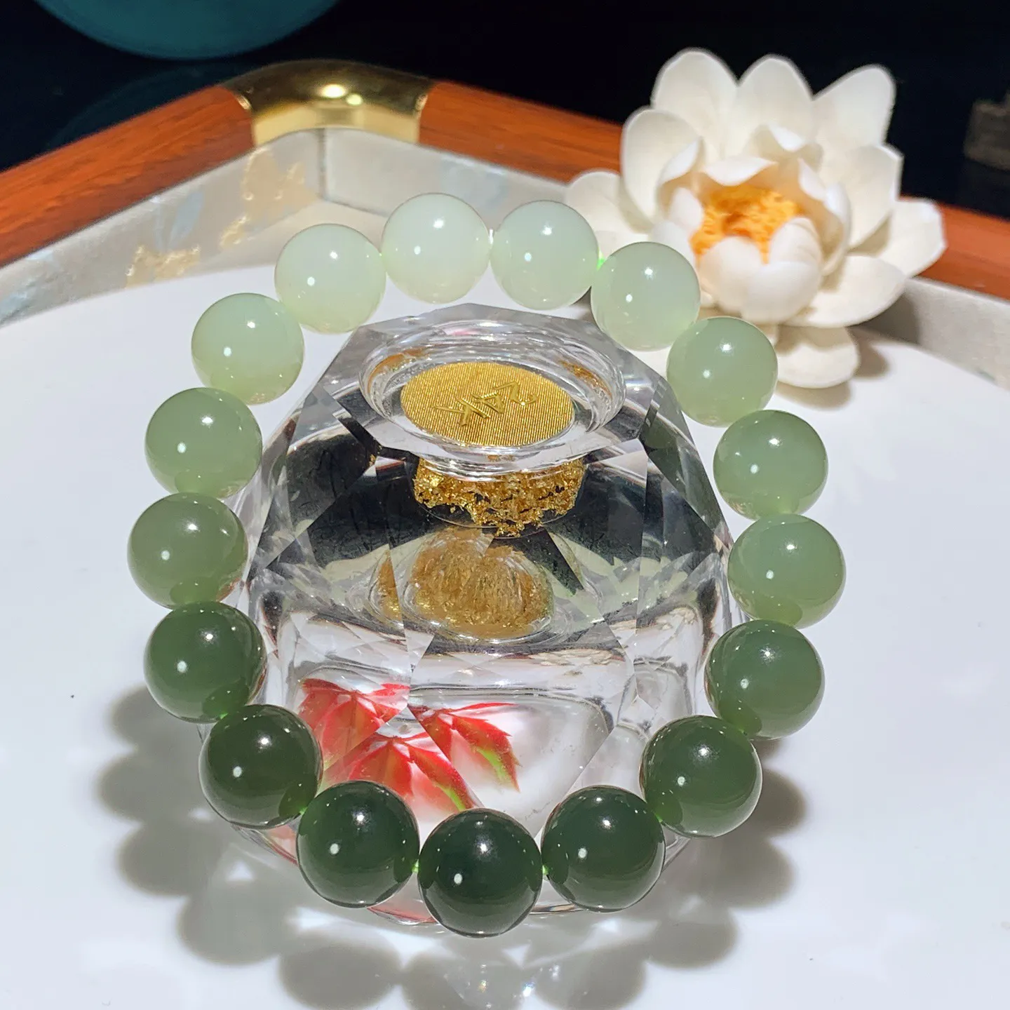 和田玉湖水绿渐变圆珠手串。单颗尺寸12。玉质细腻油润。手推出油。佩戴高端典雅。lt251210