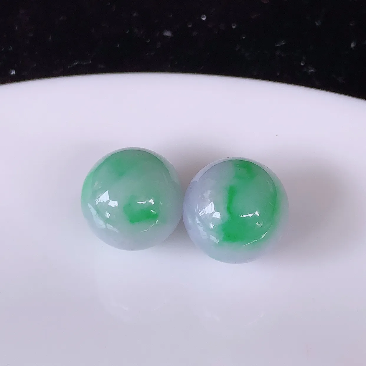 自然光实拍，冰飘绿翡翠一对圆珠、春带彩转运珠吊坠，寓意“时来运转，财源滚滚” 寓意佳，荧光灼灼，转运