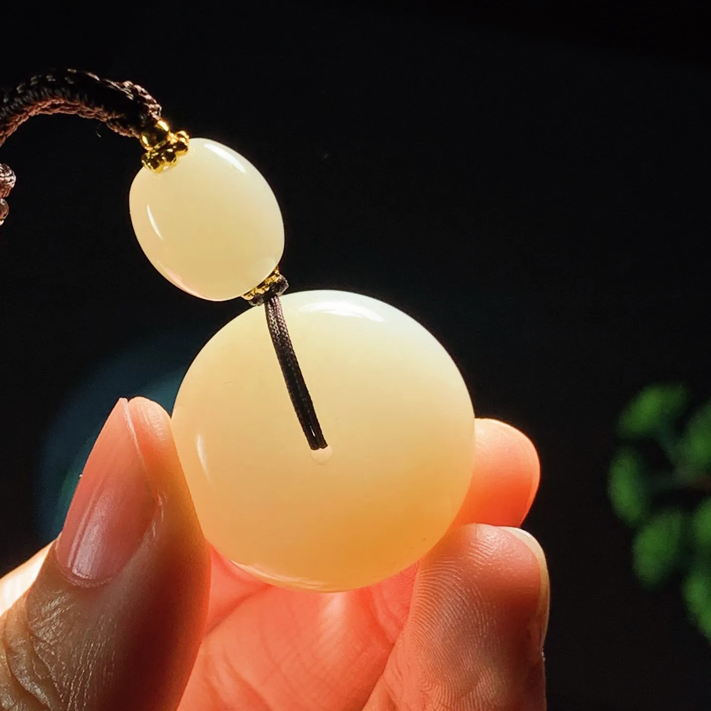 新疆和田玉糖料平安扣挂件。尺寸25/16重20克。玉质细腻油润。手推出油。佩戴高端典雅。lt251210