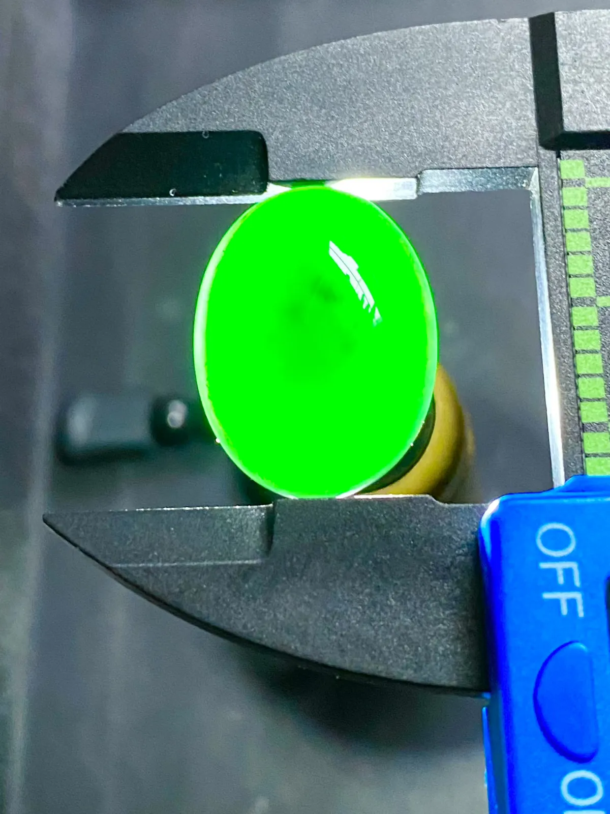 墨翠【鸽子蛋】细腻干净，黑度好、性价比高，雕工精湛，打灯透绿‘