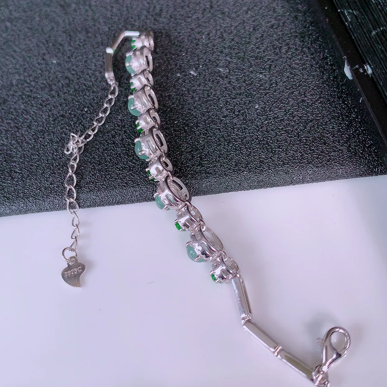 冰透满绿翡翠925银镶嵌手链，自然光实拍，翠色灵动，颜色漂亮，种老水足，品相佳，佩戴佳品！#97.9取一整体6.5*7.5*6.2裸石4.5*4.5