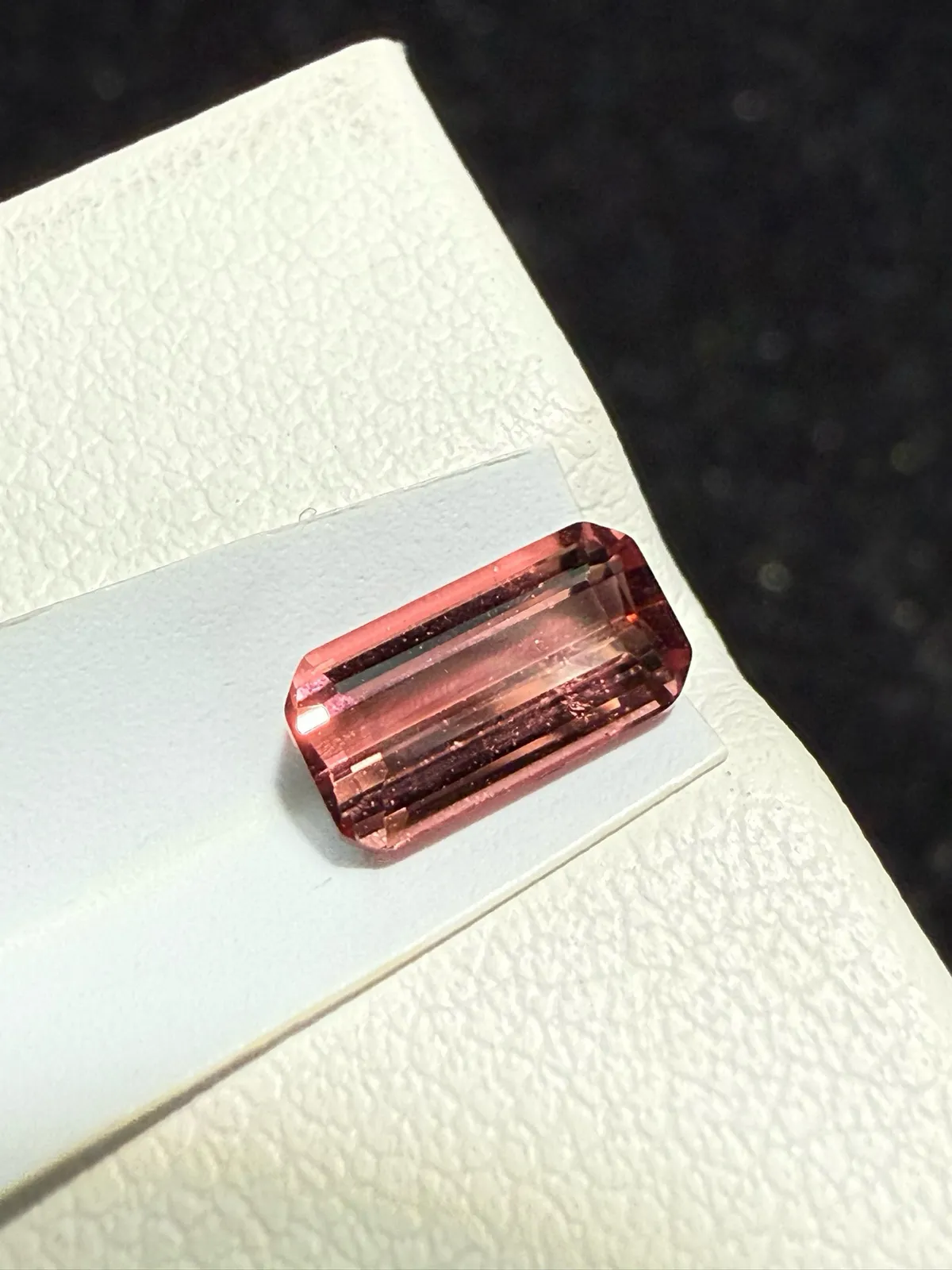【高端珠宝】天然极美红碧玺裸石
重量: 0.99ct  规格: 7.7*4.1*3.3毫米
精湛切工