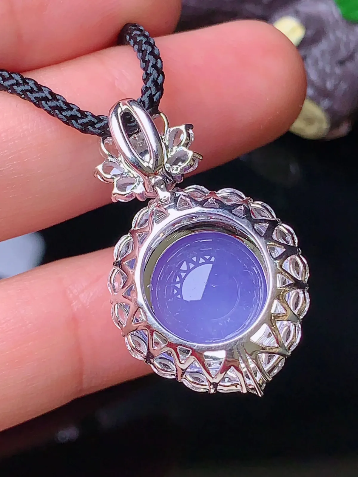 18k金钻镶嵌紫罗兰蛋面吊坠 玉质细腻 色泽清新艳丽 整体尺寸30*18*13.6