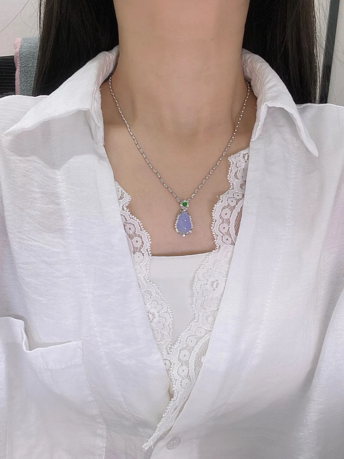 【冰种紫葫芦吊坠】质地细腻，冰透纯净，唯美漂亮，珍藏品质，18K金钻镶嵌，裸石尺寸14*10.2*3.6毫米，佩戴很漂亮。