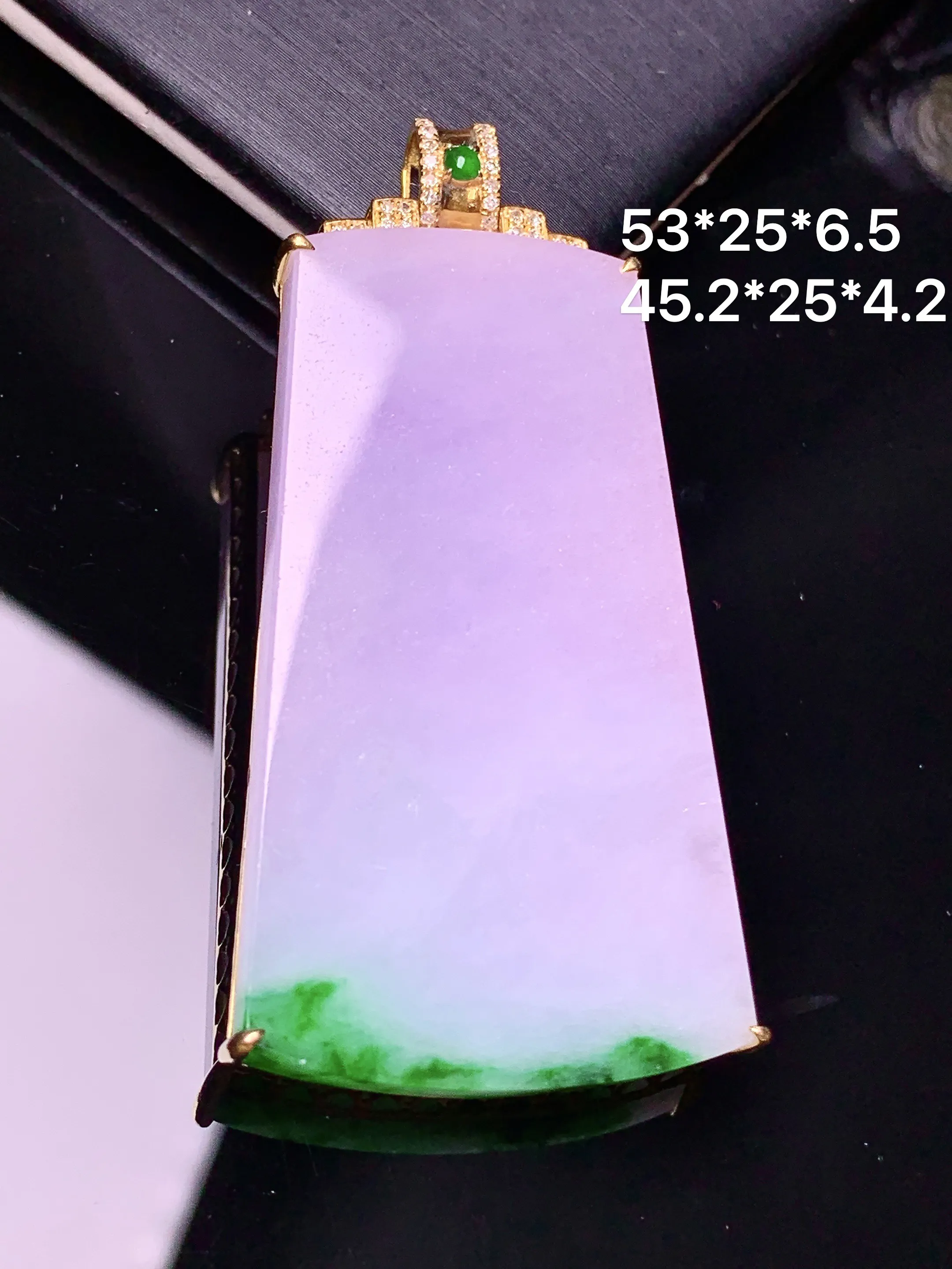 18k金钻镶嵌淡紫罗兰飘绿无事牌吊坠 玉质细腻 水润亮眼 色泽艳丽 整体尺寸53*25*6.5