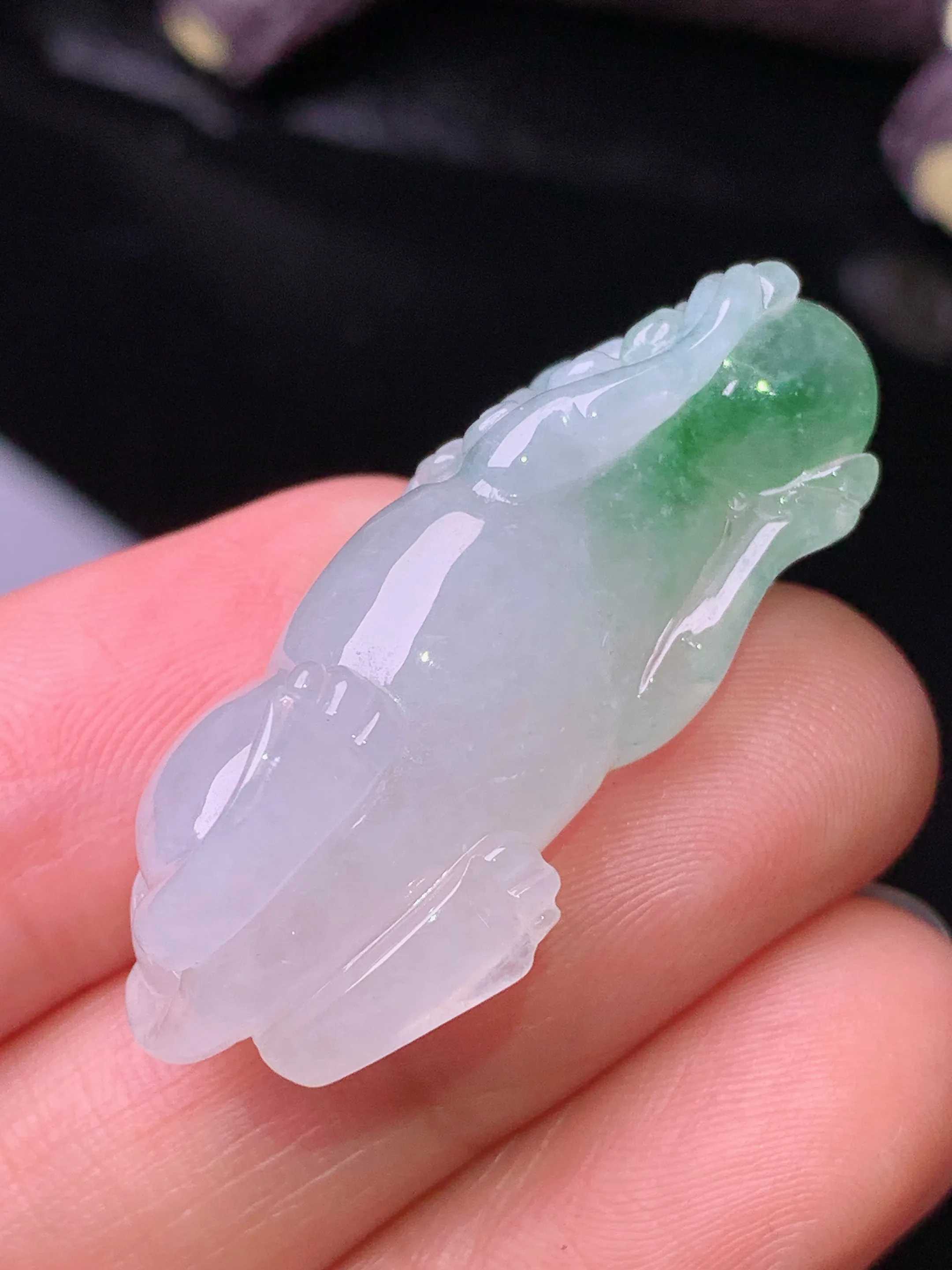 飘花貔貅吊坠 玉质细腻 水润亮眼 色泽艳丽 整体尺寸36.5*12.8*14.2