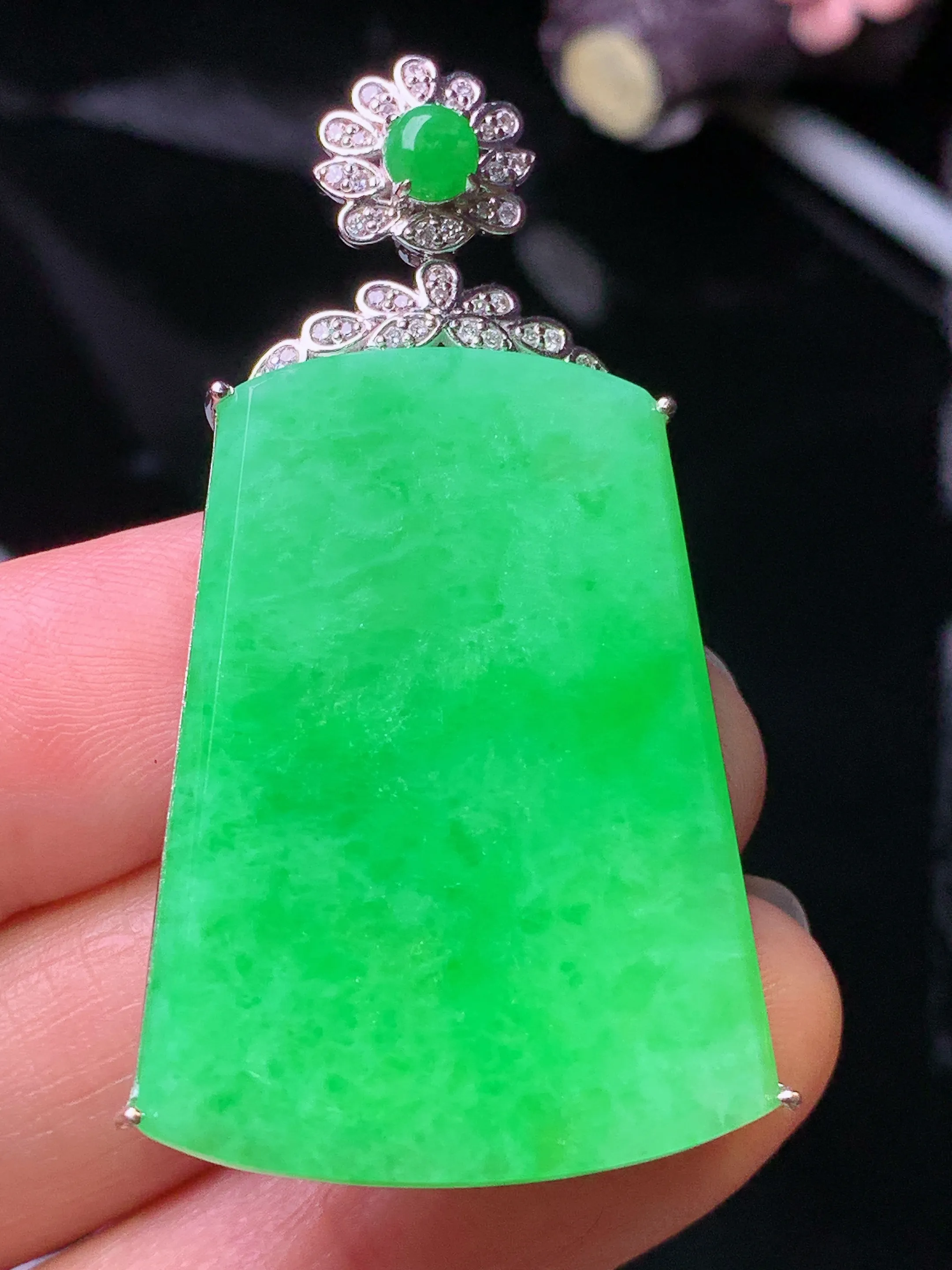 18k金钻镶嵌满绿无事牌吊坠 玉质细腻 水润亮眼 色泽艳丽 整体尺寸48*25*5.6