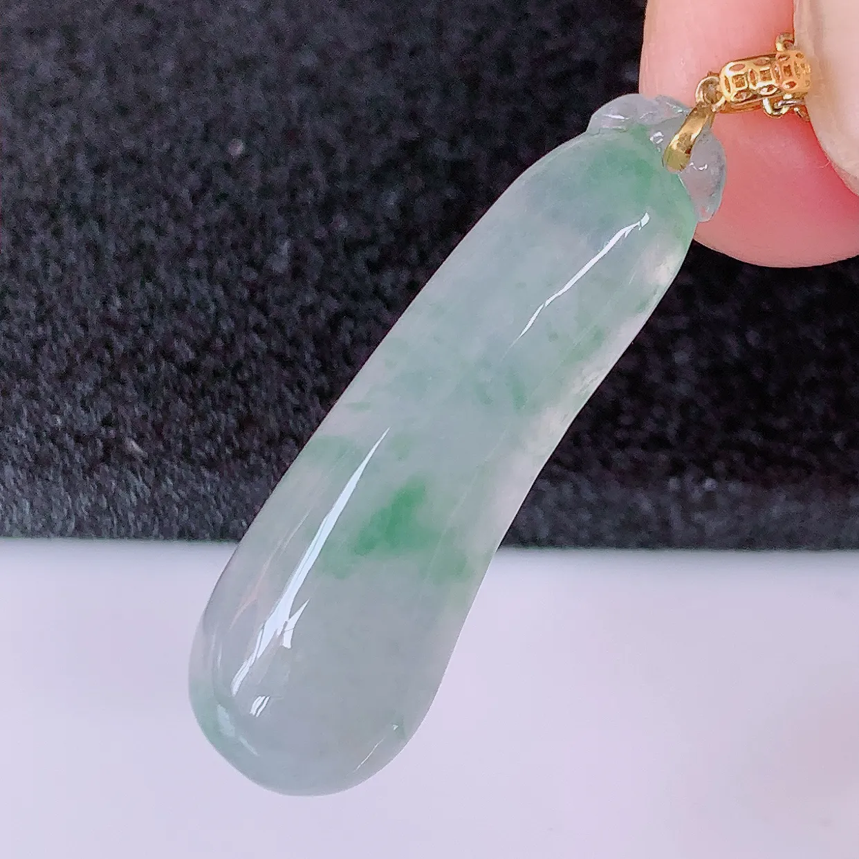 18K金镶嵌冰种飘花翡翠招财福瓜吊坠，精美饱满福瓜，种水足，形态圆润饱满，福相十足 ！#1.9