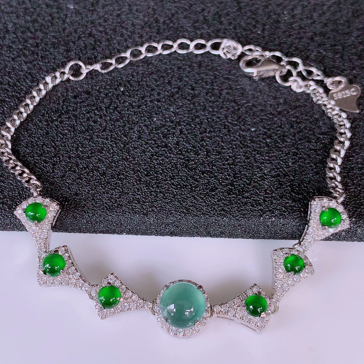 冰透满绿翡翠925银镶嵌手链，自然光实拍，翠色灵动，颜色漂亮，种老水足，品相佳，佩戴佳品！#97.9