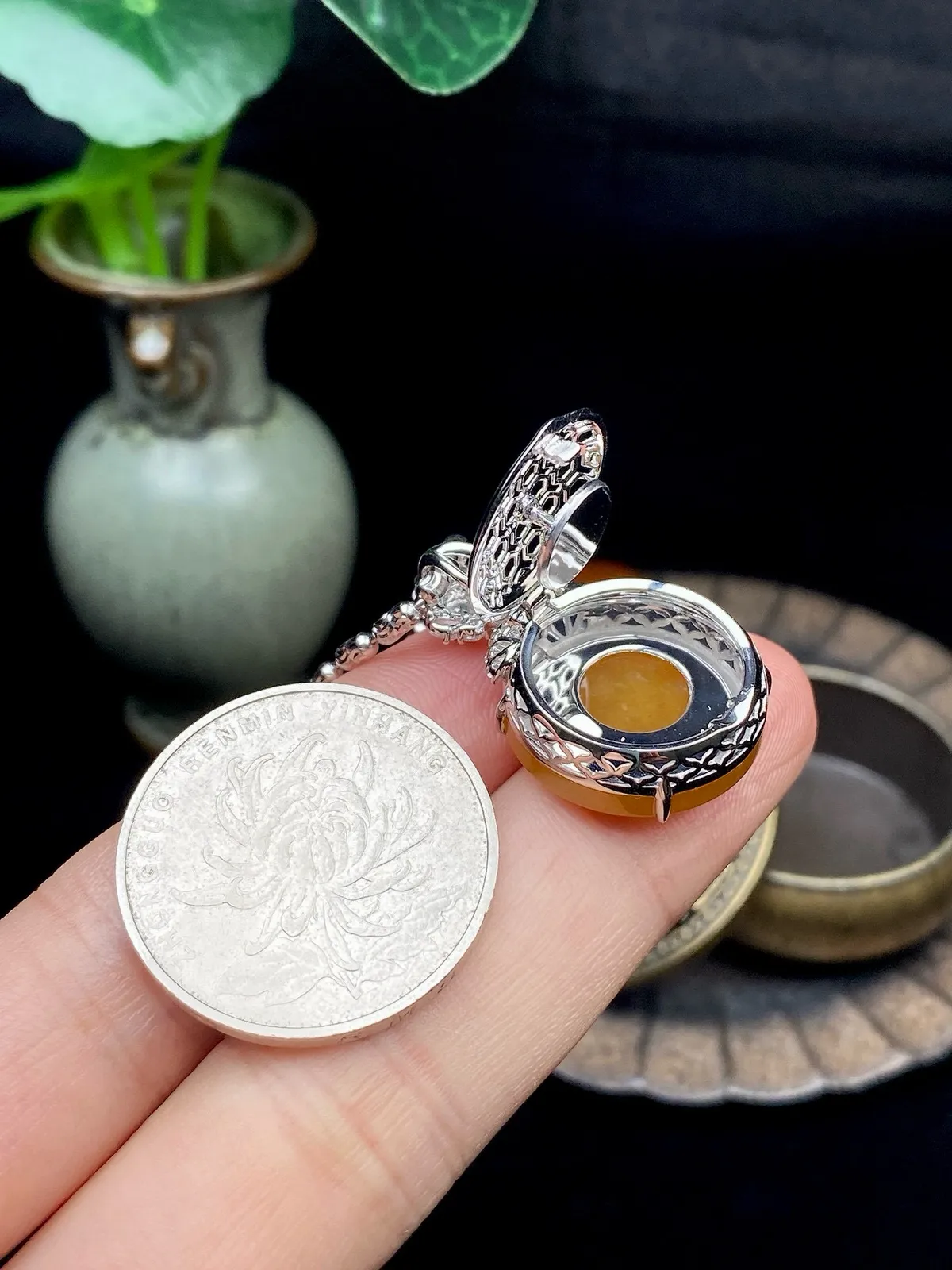 【冰种黄翡圆无事牌吊坠】质地细腻，冰润通透，晶莹闪亮。收藏品质，18k金钻镶嵌，裸石尺寸18*3.5毫米